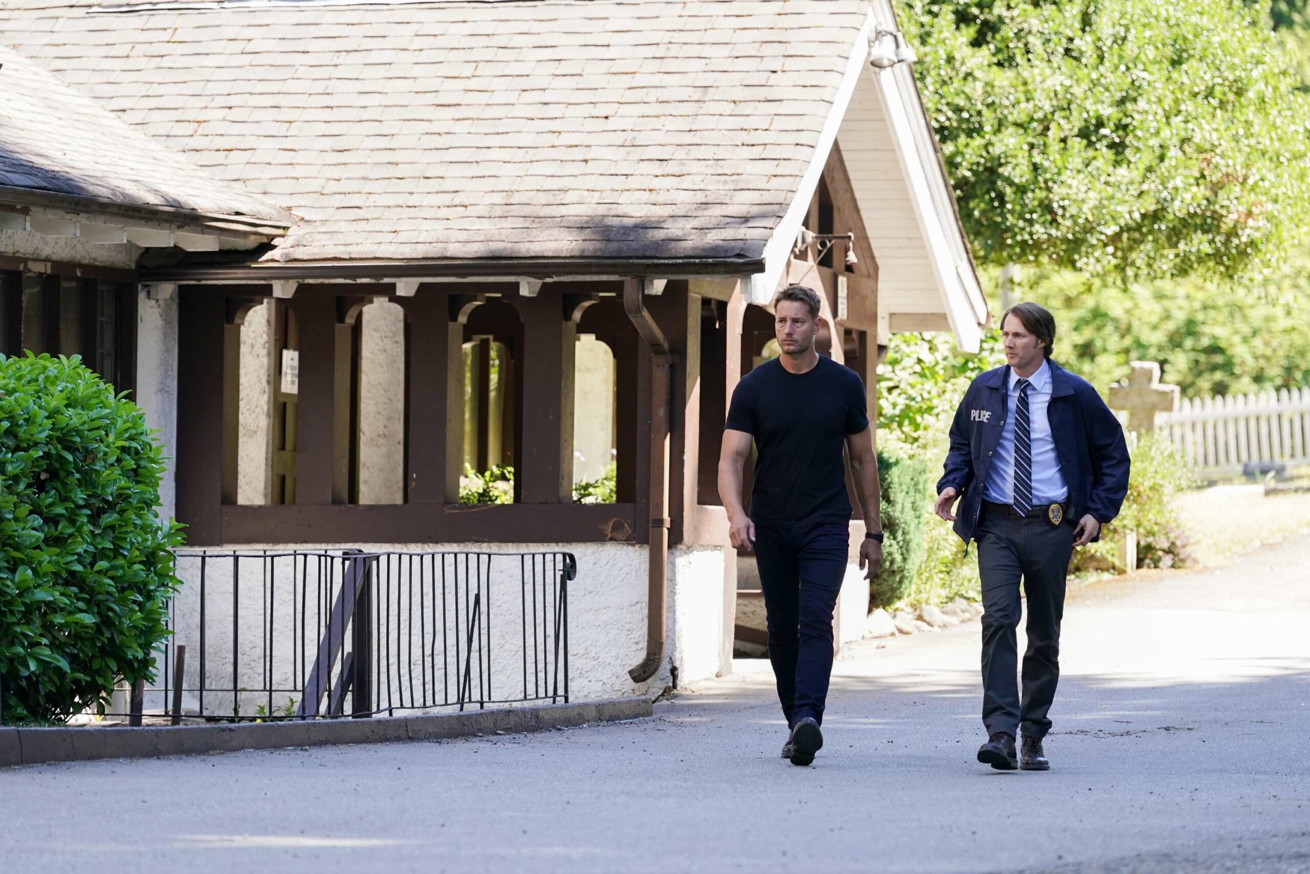 “First Fire” – On Halloween night, when a nurse is murdered and arsonist Heston Koontz disappears from a psychiatric facility, Colter follows a trail of unsettling clues to uncover the truth with assistance from local officer Dundee on TRACKER, Sunday, Nov. 2 (8:30-9:30 PM, ET/PT) on the CBS Television Network, and streaming on Paramount+ (live and on-demand for Paramount+ Premium plan subscribers, or on-demand for Paramount+ Essential subscribers the day after the episode airs)*. Pictured: Justin Hartley as Colter Shaw and Derek Richardson as Detective Dundee. Photo: Darko Sikman/CBS ©2025 CBS Broadcasting, Inc. All Rights Reserved.