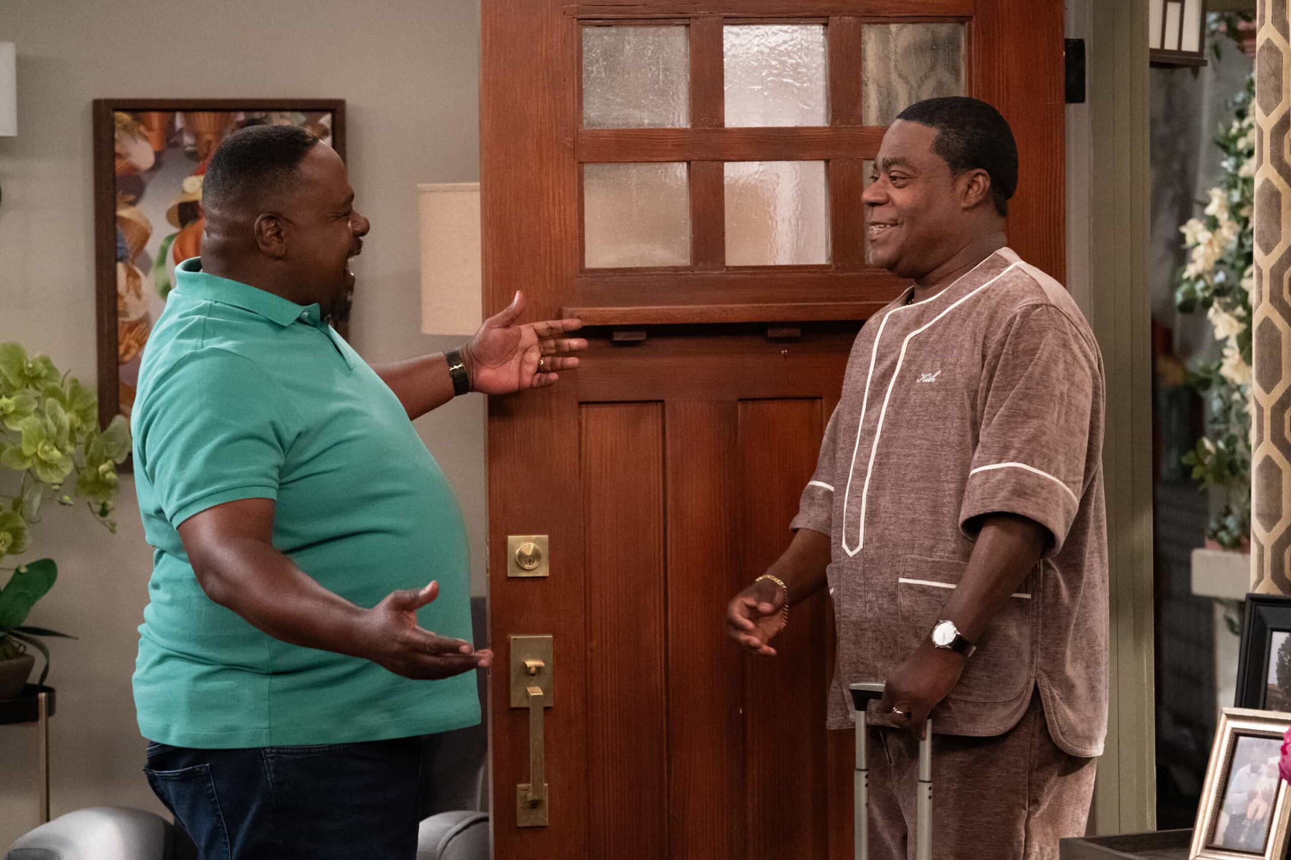 “Welcome to Family Value” – Malcolm’s home renovation takes an unexpected turn when Calvin’s cousin Crutch shows up uninvited to fix his floors. Meanwhile, Dave’s attempts to help around the house and support Grover’s booming T-shirt business lead to more stress than he bargained for, on THE NEIGHBORHOOD, Monday, Nov. 3 (8:00-8:30 PM, ET/PT) on the CBS Television Network, and streaming on Paramount+ (live and on-demand for Paramount+ subscribers, or on-demand for Paramount+ Essential subscribers the day after the episode airs)*. Pictured: Cedric The Entertainer as Calvin and Tracy Morgan as Crutch. Photo: Monty Brinton/CBS ©2025 CBS Broadcasting, Inc. All Rights Reserved.