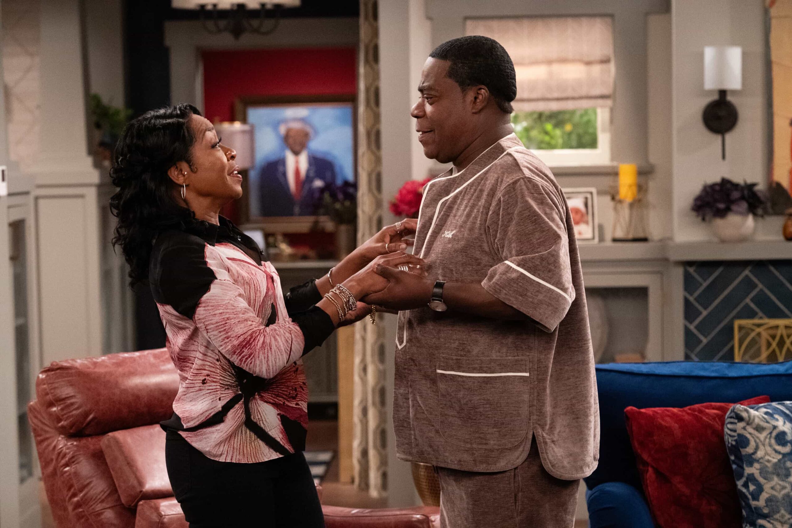 “Welcome to Family Value” – Malcolm’s home renovation takes an unexpected turn when Calvin’s cousin Crutch shows up uninvited to fix his floors. Meanwhile, Dave’s attempts to help around the house and support Grover’s booming T-shirt business lead to more stress than he bargained for, on THE NEIGHBORHOOD, Monday, Nov. 3 (8:00-8:30 PM, ET/PT) on the CBS Television Network, and streaming on Paramount+ (live and on-demand for Paramount+ subscribers, or on-demand for Paramount+ Essential subscribers the day after the episode airs)*. Pictured: Tichina Arnold as Tina and Tracy Morgan as Crutch. Photo: Monty Brinton/CBS ©2025 CBS Broadcasting, Inc. All Rights Reserved.