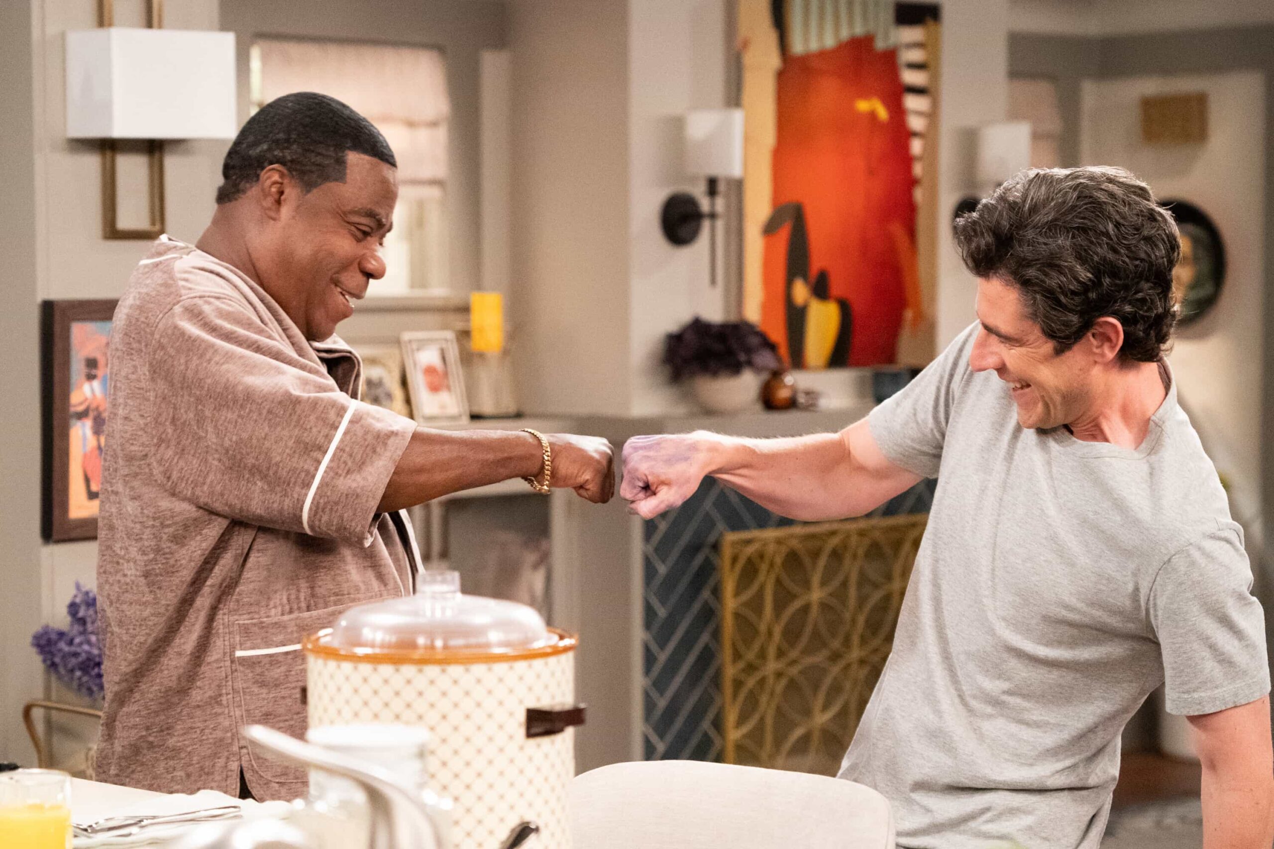 The Neighborhood Season 8 Episode 4 “Welcome to Family Value” – Malcolm’s home renovation takes an unexpected turn when Calvin’s cousin Crutch shows up uninvited to fix his floors. Meanwhile, Dave’s attempts to help around the house and support Grover’s booming T-shirt business lead to more stress than he bargained for, on THE NEIGHBORHOOD, Monday, Nov. 3 (8:00-8:30 PM, ET/PT) on the CBS Television Network, and streaming on Paramount+ (live and on-demand for Paramount+ subscribers, or on-demand for Paramount+ Essential subscribers the day after the episode airs)*. Pictured: Tracy Morgan as Crutch and Max Greenfield as Dave. Photo: Monty Brinton/CBS ©2025 CBS Broadcasting, Inc. All Rights Reserved.