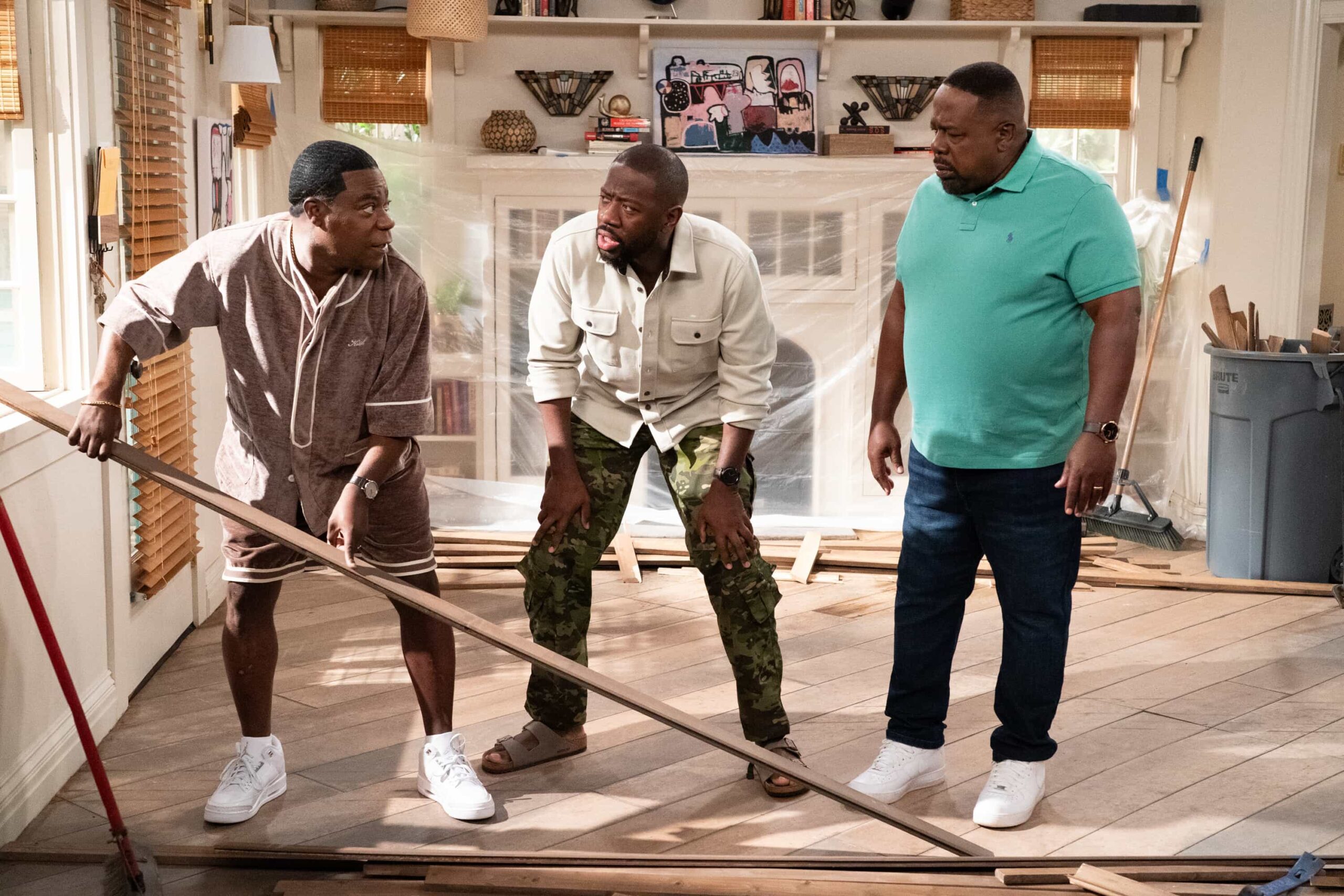 The Neighborhood Season 8 Episode 4 “Welcome to Family Value” – Malcolm’s home renovation takes an unexpected turn when Calvin’s cousin Crutch shows up uninvited to fix his floors. Meanwhile, Dave’s attempts to help around the house and support Grover’s booming T-shirt business lead to more stress than he bargained for, on THE NEIGHBORHOOD, Monday, Nov. 3 (8:00-8:30 PM, ET/PT) on the CBS Television Network, and streaming on Paramount+ (live and on-demand for Paramount+ subscribers, or on-demand for Paramount+ Essential subscribers the day after the episode airs)*. Pictured: Tracy Morgan as Crutch, Sheaun McKinney as Malcolm and Cedric The Entertainer as Calvin. Photo: Monty Brinton/CBS ©2025 CBS Broadcasting, Inc. All Rights Reserved.