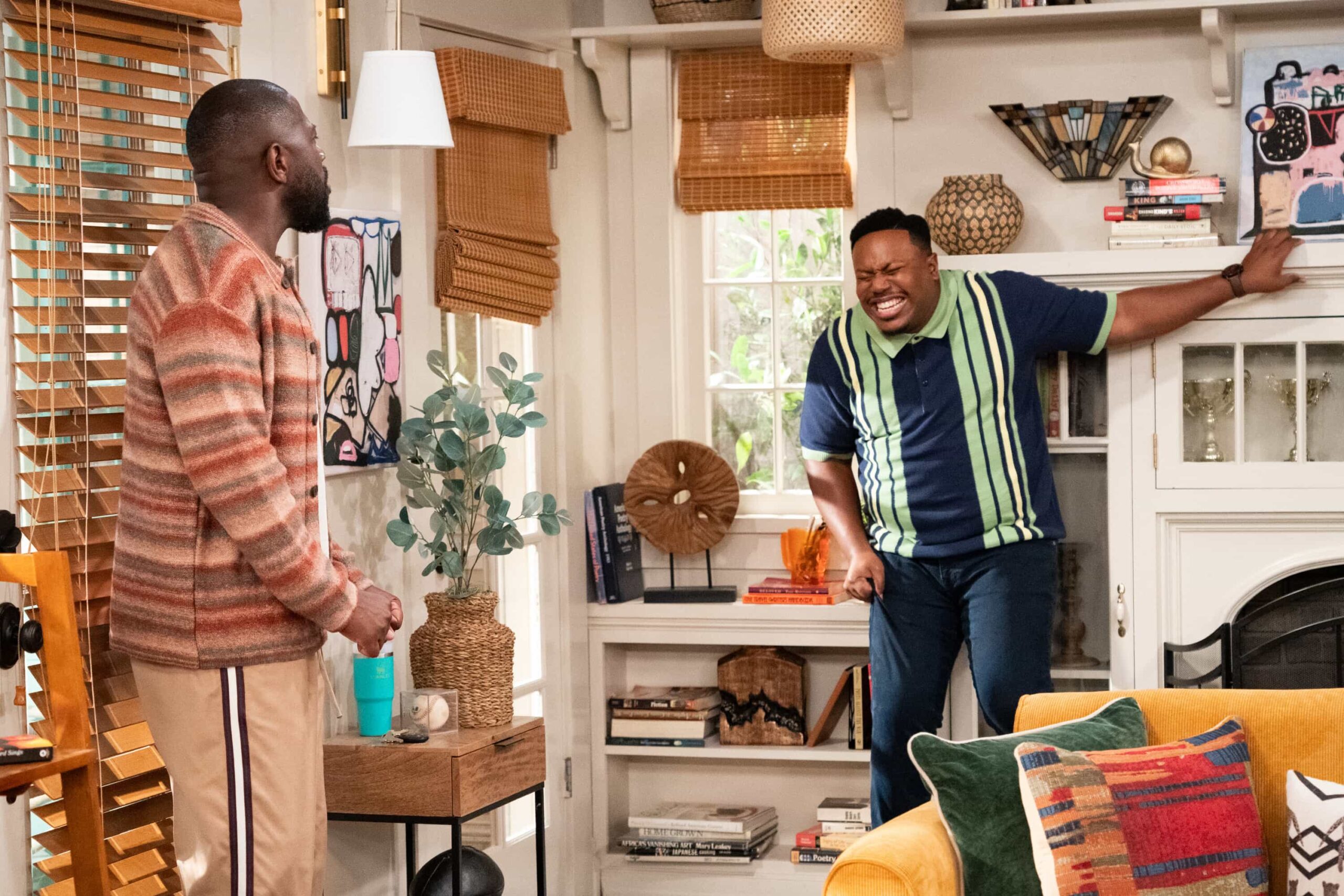 “Welcome to Family Value” – Malcolm’s home renovation takes an unexpected turn when Calvin’s cousin Crutch shows up uninvited to fix his floors. Meanwhile, Dave’s attempts to help around the house and support Grover’s booming T-shirt business lead to more stress than he bargained for, on THE NEIGHBORHOOD, Monday, Nov. 3 (8:00-8:30 PM, ET/PT) on the CBS Television Network, and streaming on Paramount+ (live and on-demand for Paramount+ subscribers, or on-demand for Paramount+ Essential subscribers the day after the episode airs)*. Pictured: Sheaun McKinney as Malcolm and Marcel Spears as Marty. Photo: Monty Brinton/CBS ©2025 CBS Broadcasting, Inc. All Rights Reserved.