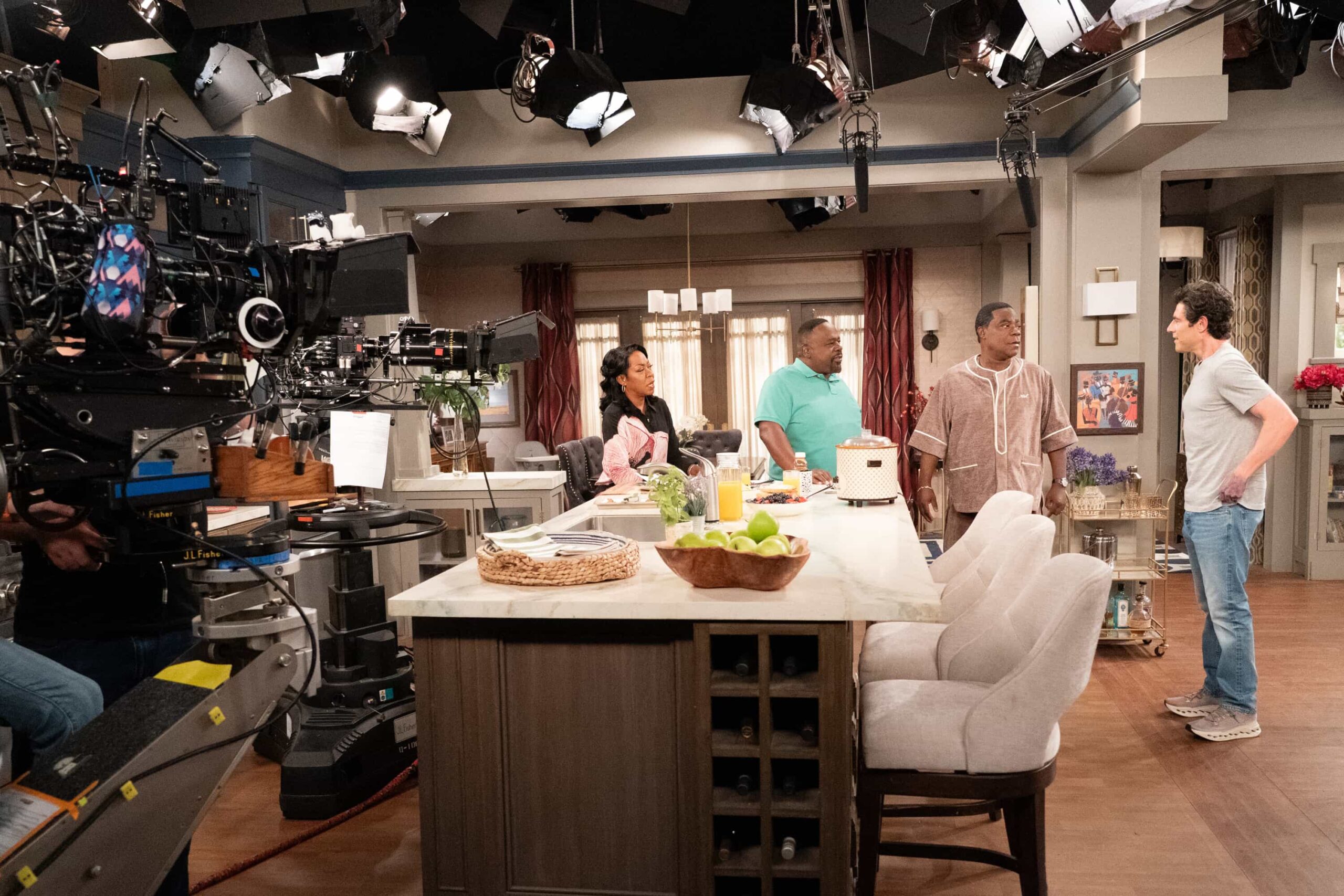 “Welcome to Family Value” – Malcolm’s home renovation takes an unexpected turn when Calvin’s cousin Crutch shows up uninvited to fix his floors. Meanwhile, Dave’s attempts to help around the house and support Grover’s booming T-shirt business lead to more stress than he bargained for, on THE NEIGHBORHOOD, Monday, Nov. 3 (8:00-8:30 PM, ET/PT) on the CBS Television Network, and streaming on Paramount+ (live and on-demand for Paramount+ subscribers, or on-demand for Paramount+ Essential subscribers the day after the episode airs)*. Pictured: Tichina Arnold, Cedric The Entertainer, Tracy Morgan and Max Greenfield. Photo: Monty Brinton/CBS ©2025 CBS Broadcasting, Inc. All Rights Reserved.