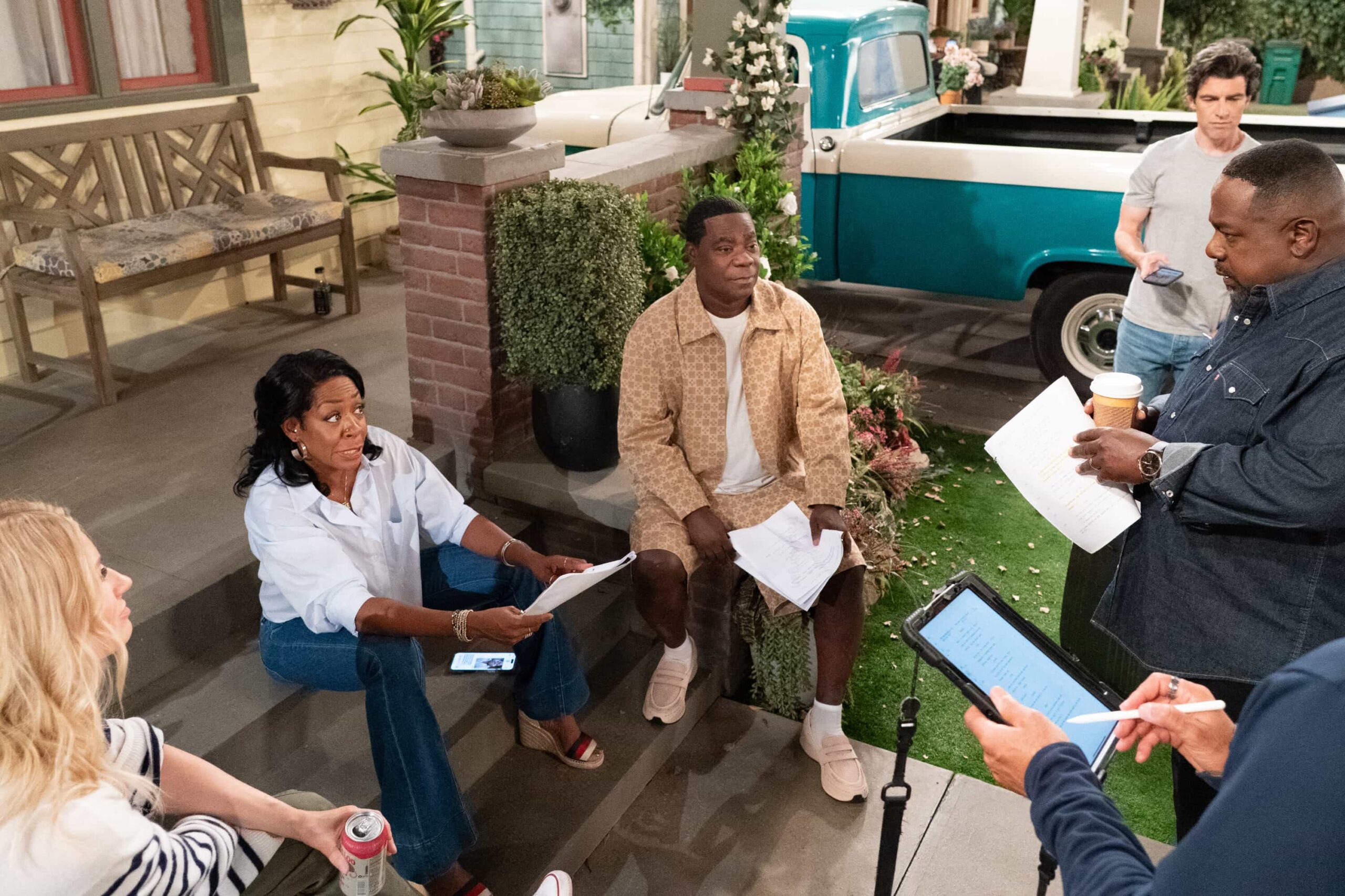 “Welcome to Family Value” – Malcolm’s home renovation takes an unexpected turn when Calvin’s cousin Crutch shows up uninvited to fix his floors. Meanwhile, Dave’s attempts to help around the house and support Grover’s booming T-shirt business lead to more stress than he bargained for, on THE NEIGHBORHOOD, Monday, Nov. 3 (8:00-8:30 PM, ET/PT) on the CBS Television Network, and streaming on Paramount+ (live and on-demand for Paramount+ subscribers, or on-demand for Paramount+ Essential subscribers the day after the episode airs)*. Pictured: Beth Behrs, Tichina Arnold, Tracy Morgan, Max Greenfield and Cedric The Entertainer. Photo: Monty Brinton/CBS ©2025 CBS Broadcasting, Inc. All Rights Reserved.