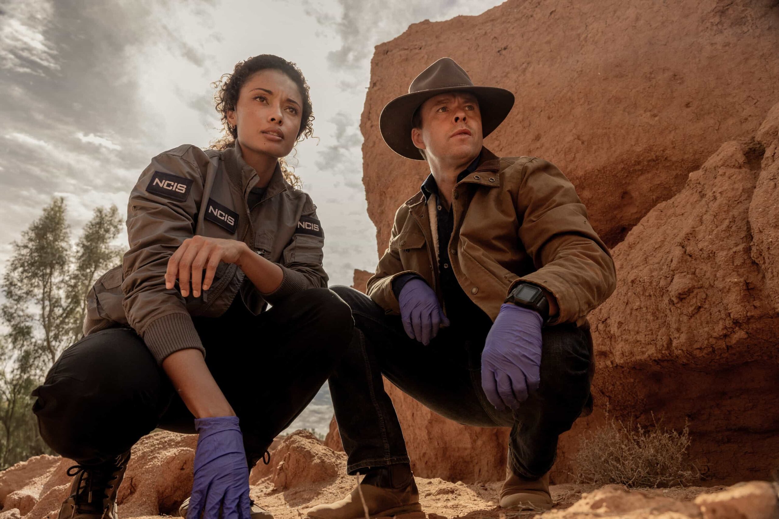 NCIS: Sydney Season 3 Episode 4 “The Truth Is Outback” – When a U.S. Navy pilot goes missing at a UFO hotspot in the Outback after being chased by blinding lights, the team must discover if the truth is really “out there,” on NCIS: SYDNEY, Tuesday, Nov. 4 (10:00-11:00 PM, ET/PT) on the CBS Television Network, and streaming on Paramount+ (live and on demand for Paramount+ Premium plan subscribers, or on demand for Paramount+ Essential subscribers the day after the episode airs)*. Olivia Swann as NCIS Special Agent Captain Michelle Mackey and Todd Lasance as AFP Liaison Officer Sergeant Jim \'JD\' Dempsey in NCIS: Sydney episode 4, season 3 streaming on Paramount+, 2025. Photo Credit: Daniel Asher Smith/Paramount+ © TM & © 2025 CBS Studios Inc. NCIS: Sydney and related marks and logos are trademarks of CBS Studios Inc. All Rights Reserved.