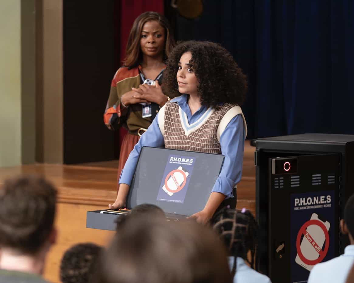 ABBOTT ELEMENTARY - “No Phones” - Abbott Elementary participates in the district’s “No Phones Day” initiative. WEDNESDAY, NOV. 5 (8:30-9:02 p.m. EST) on ABC.  (Disney/Gilles Mingasson)
JANELLE JAMES, KIMIA BEHPOORNIA