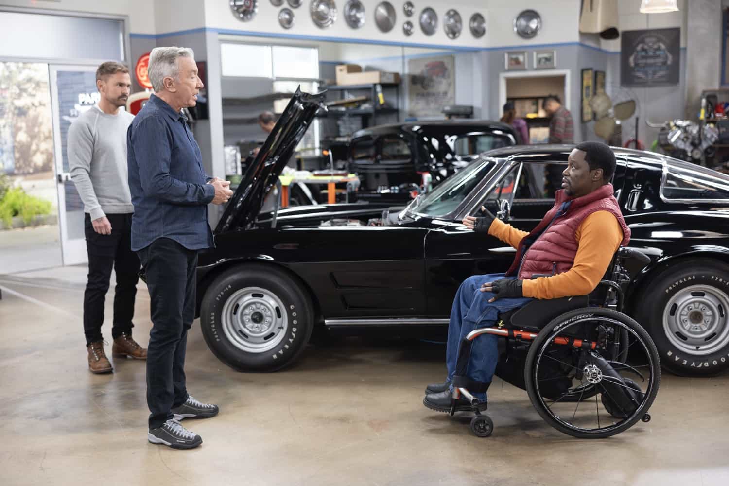 SHIFTING GEARS - “Loyalty” - Matt’s dream build turns into a nightmare when controversy between Stitch and the client threatens to derail everything. Meanwhile, Riley hires Carter at her coffee business and quickly learns that working with family brews more tension than drinks. WEDNESDAY, NOV. 5 (8:00-8:30 p.m. EST) on ABC. (Disney/Raymond Liu) 
SEANN WILLIAM SCOTT, TIM ALLEN, DARYL "CHILL" MITCHELL