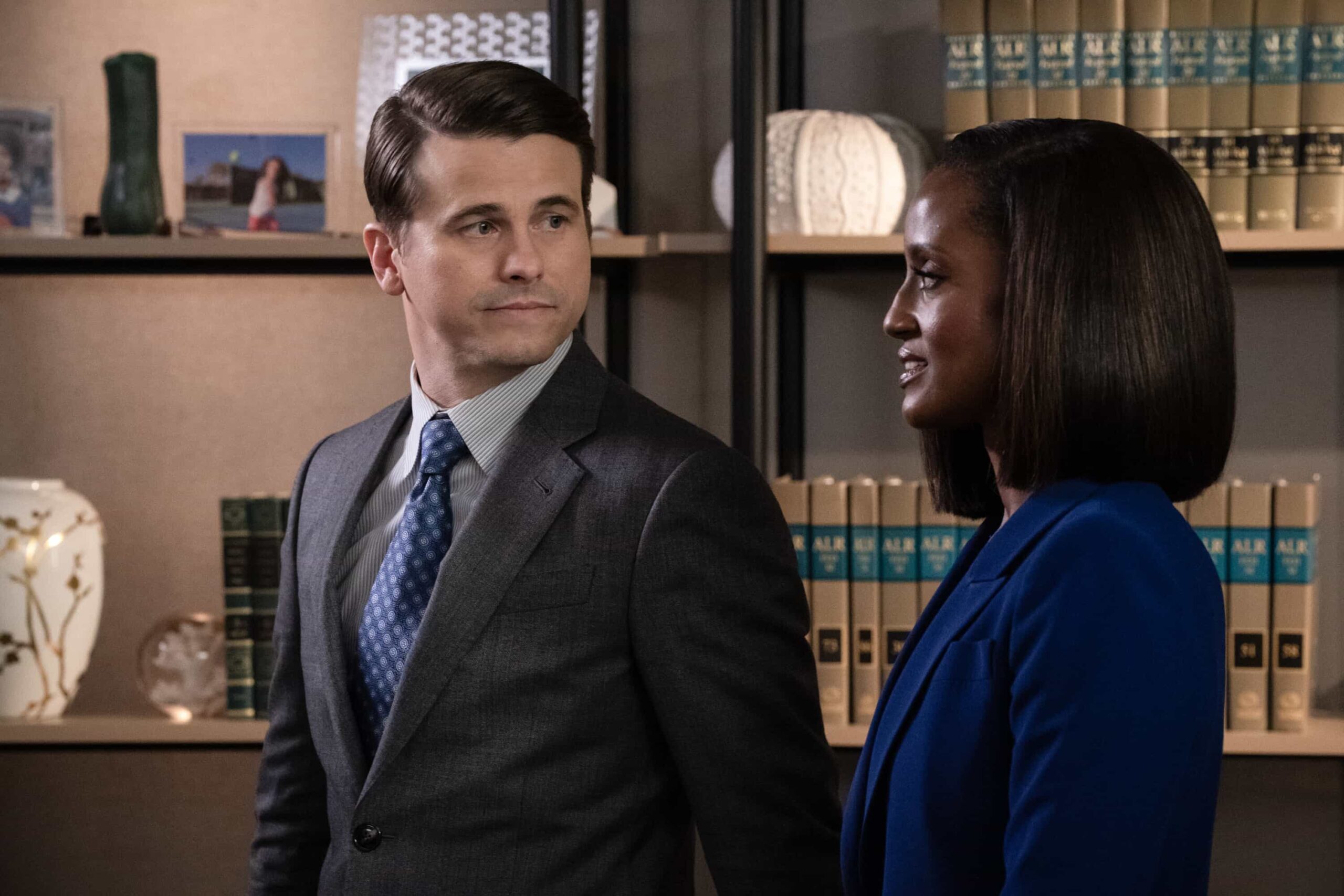 Matlock Season 2 Episode 5 “Mousetrap” – Matty and Olympia race to protect each other from Julian’s suspicions as they also work on the resentencing case of a teenager sentenced as an adult to life, on MATLOCK, Thursday, Nov. 6 (9:01-10:00 PM, ET/PT) on the CBS Television Network, and streaming on Paramount+ (live and on-demand for Paramount+ Premium plan subscribers, or on-demand for Paramount+ Essential subscribers the day after the episode airs)*.  Pictured (L-R): Jason Ritter as “Julian Markston” and Skye P. Marshall as “Olympia Lawrence”.  Photo credit: Michael Yarish/CBS ©2025 CBS Broadcasting, Inc. All Rights Reserved.