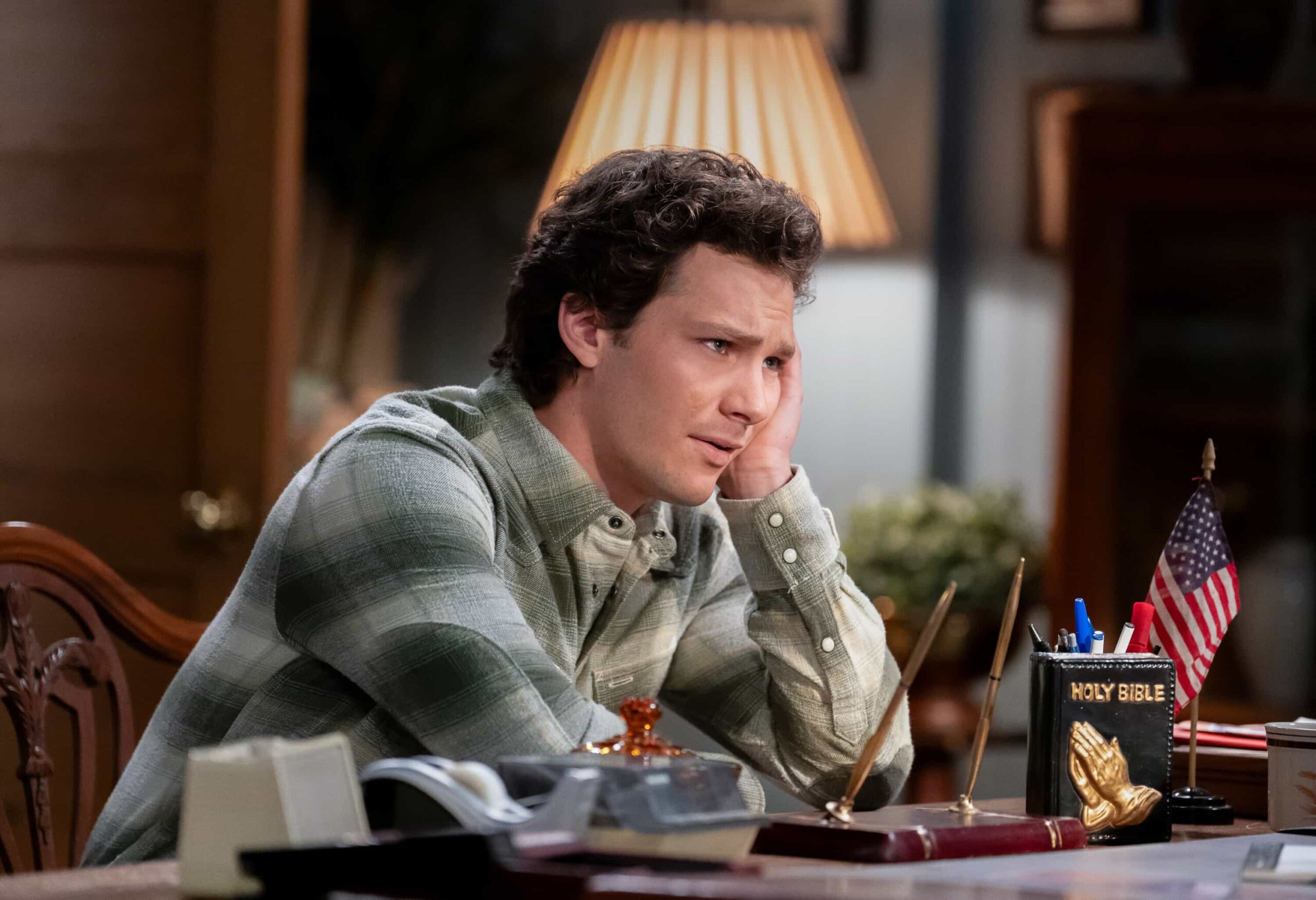 “Dirty Hands and a Barbed-Wire Fence” – Georgie and Ruben are forced to get their hands dirty when Fred Fagenbacher (Matthew Letscher) tries to run them out of business. Meanwhile, Mandy grows suspicious of Georgie’s lies, on GEORGIE & MANDY’S FIRST MARRIAGE, Thursday, Nov. 6 (8:00-8:31 PM, ET/PT) on the CBS Television Network, and streaming on Paramount+ (live and on-demand for Paramount+ Premium plan subscribers, or on-demand for Paramount+ Essential subscribers the day after the episode airs)*.    Pictured: Montana Jordan as Georgie    Photo: Troy Harvey/CBS ©2025 CBS Broadcasting, Inc. All Rights Reserved.