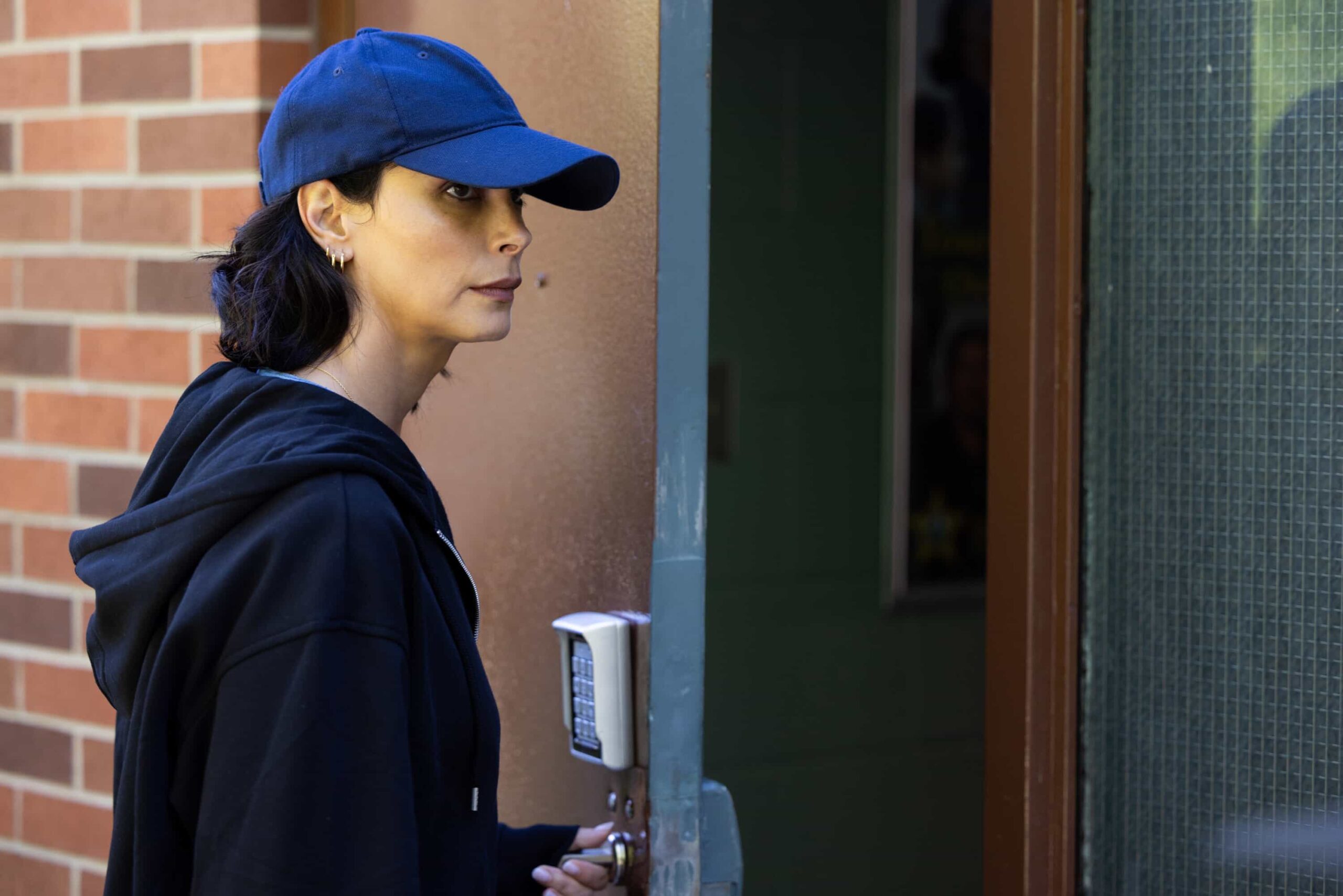 “Out of Office” – When Skye becomes the prime suspect in a murder case, Mickey is forced to step down amid the investigation and launch her own off-the-books search for the truth. As tensions rise and family loyalties are tested, Mickey risks everything to try and clear her daughter’s name, on SHERIFF COUNTRY, Friday, Nov. 7 (8:00-9:00 PM, ET/PT) on the CBS Television Network, and streaming on Paramount+ (live and on-demand for Paramount+ Premium plan subscribers, or on-demand for Paramount+ Essential subscribers the day after the episode airs)*. Pictured: Morena Baccarin as Sheriff Mickey Fox. Photo: Darren Goldstein/CBS ©2025 CBS Broadcasting, Inc. All Rights Reserved.