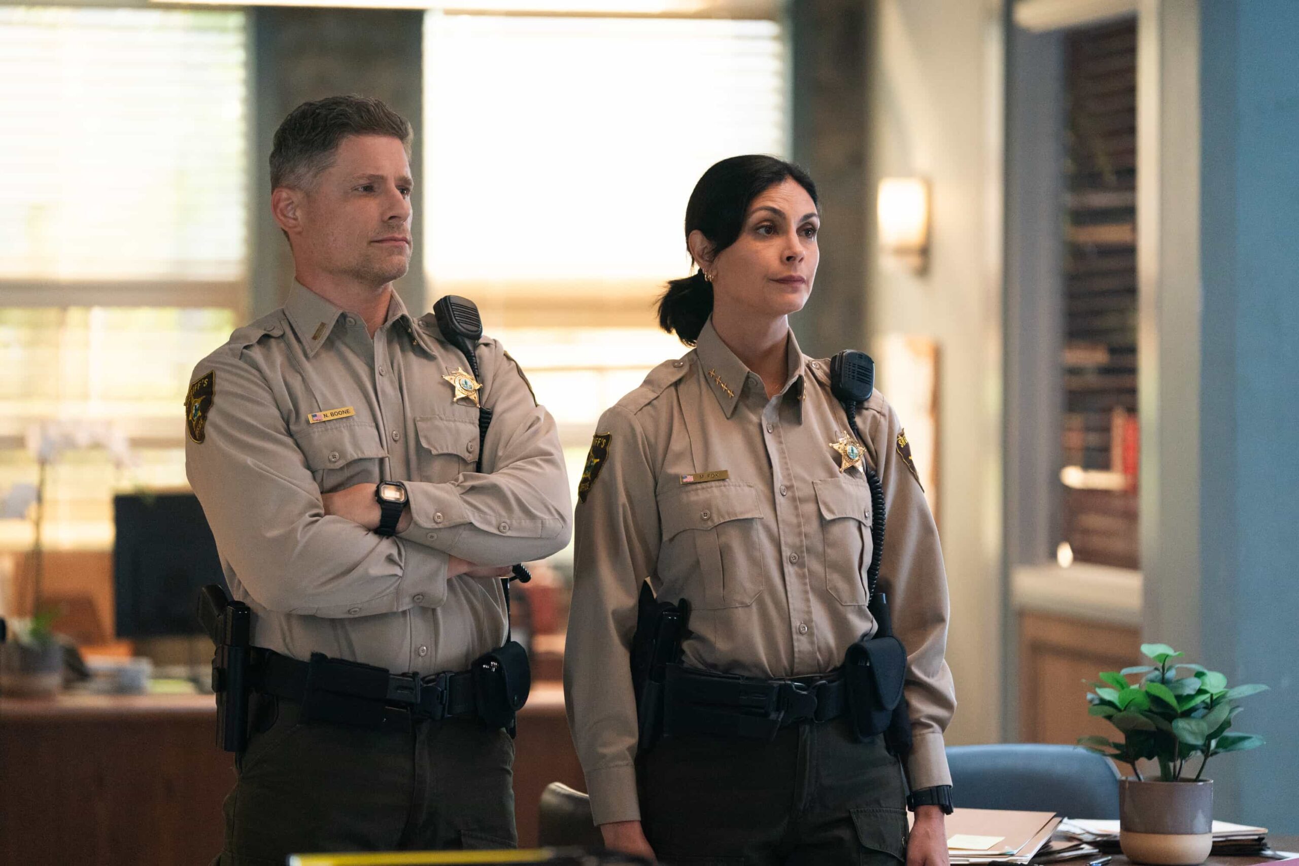 Sheriff Country Season 1 Episode 4 “Out of Office” – When Skye becomes the prime suspect in a murder case, Mickey is forced to step down amid the investigation and launch her own off-the-books search for the truth. As tensions rise and family loyalties are tested, Mickey risks everything to try and clear her daughter’s name, on SHERIFF COUNTRY, Friday, Nov. 7 (8:00-9:00 PM, ET/PT) on the CBS Television Network, and streaming on Paramount+ (live and on-demand for Paramount+ Premium plan subscribers, or on-demand for Paramount+ Essential subscribers the day after the episode airs)*. Pictured: Matt Lauria as Boone and Morena Baccarin as Sheriff Mickey Fox . Photo: Robin Cymbaly/CBS ©2025 CBS Broadcasting, Inc. All Rights Reserved.