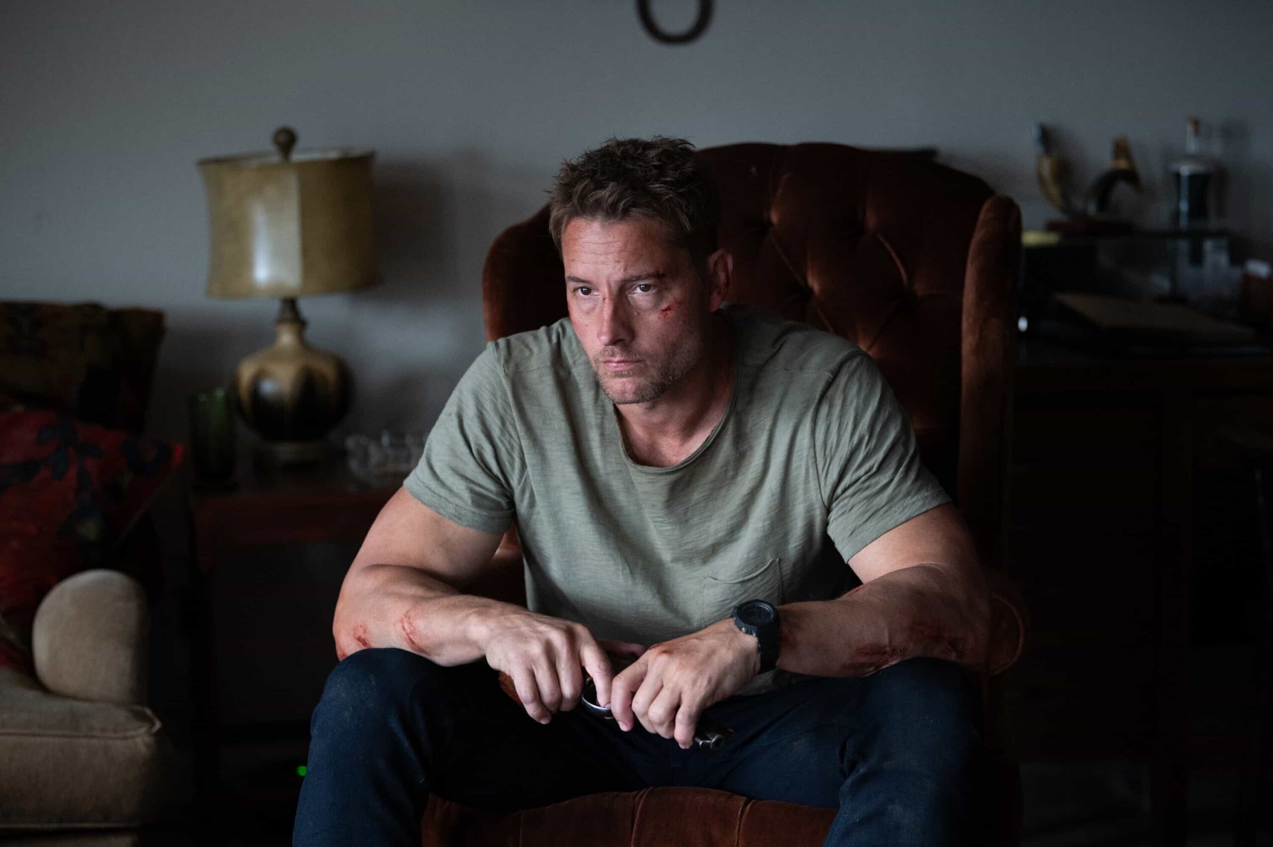 Tracker Season 3 Episode 4 “No Man’s Land” – When a man disappears in a lawless Arizona desert town, Colter’s investigation uncovers a hidden relationship that draws him into a dangerous power struggle – and leaves him facing the hard conditions of the wilderness, on TRACKER, Sunday, Nov. 9 (8:00-9:00 PM, ET/PT) on the CBS Television Network, and streaming on Paramount+ (live and on-demand for Paramount+ Premium plan subscribers, or on-demand for Paramount+ Essential subscribers the day after the episode airs)*. Pictured: Justin Hartley as Colter Shaw. Photo: Sergei Bachlakov/CBS ©2025 CBS Broadcasting, Inc. All Rights Reserved.