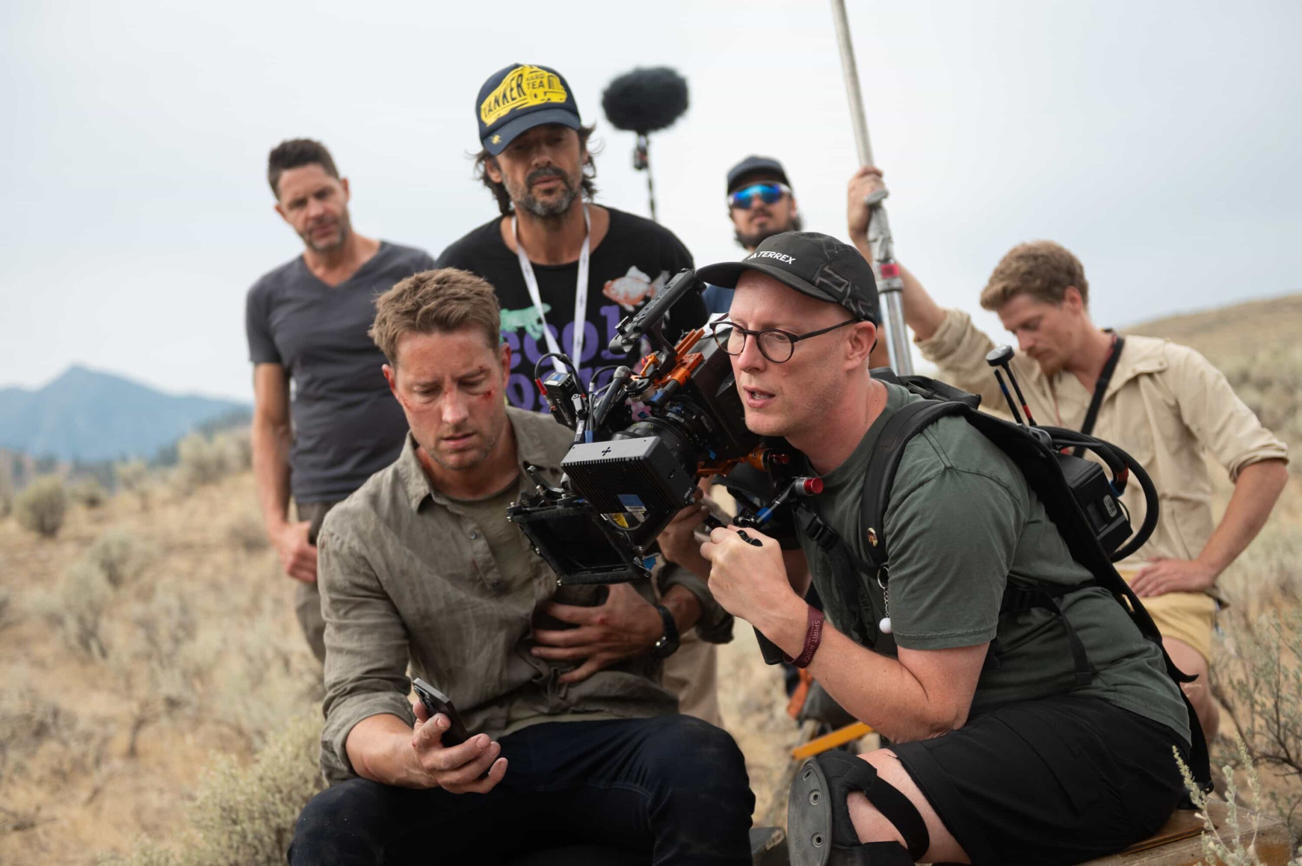 “No Man’s Land” – When a man disappears in a lawless Arizona desert town, Colter’s investigation uncovers a hidden relationship that draws him into a dangerous power struggle – and leaves him facing the hard conditions of the wilderness, on TRACKER, Sunday, Nov. 9 (8:00-9:00 PM, ET/PT) on the CBS Television Network, and streaming on Paramount+ (live and on-demand for Paramount+ Premium plan subscribers, or on-demand for Paramount+ Essential subscribers the day after the episode airs)*. Pictured: Justin Hartley and Director of Photography Vlad Horodinca. Photo: Sergei Bachlakov/CBS ©2025 CBS Broadcasting, Inc. All Rights Reserved.