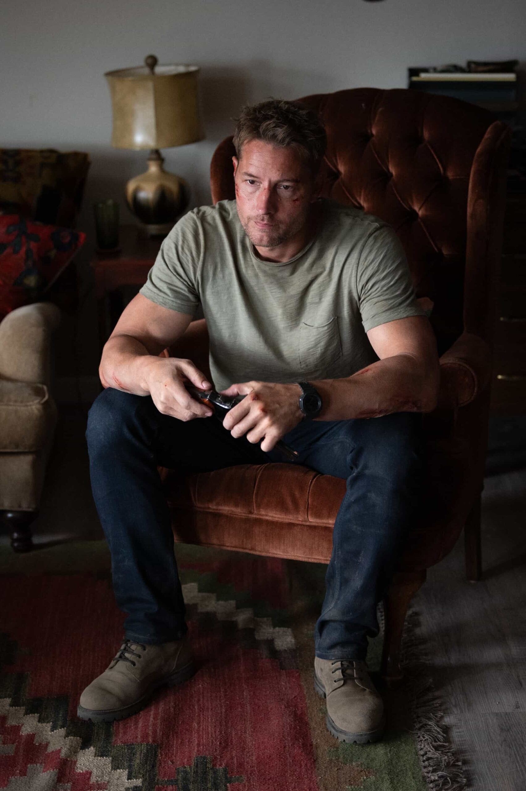 Tracker Season 3 Episode 4 “No Man’s Land” – When a man disappears in a lawless Arizona desert town, Colter’s investigation uncovers a hidden relationship that draws him into a dangerous power struggle – and leaves him facing the hard conditions of the wilderness, on TRACKER, Sunday, Nov. 9 (8:00-9:00 PM, ET/PT) on the CBS Television Network, and streaming on Paramount+ (live and on-demand for Paramount+ Premium plan subscribers, or on-demand for Paramount+ Essential subscribers the day after the episode airs)*. Pictured: Justin Hartley as Colter Shaw. Photo: Sergei Bachlakov/CBS ©2025 CBS Broadcasting, Inc. All Rights Reserved.