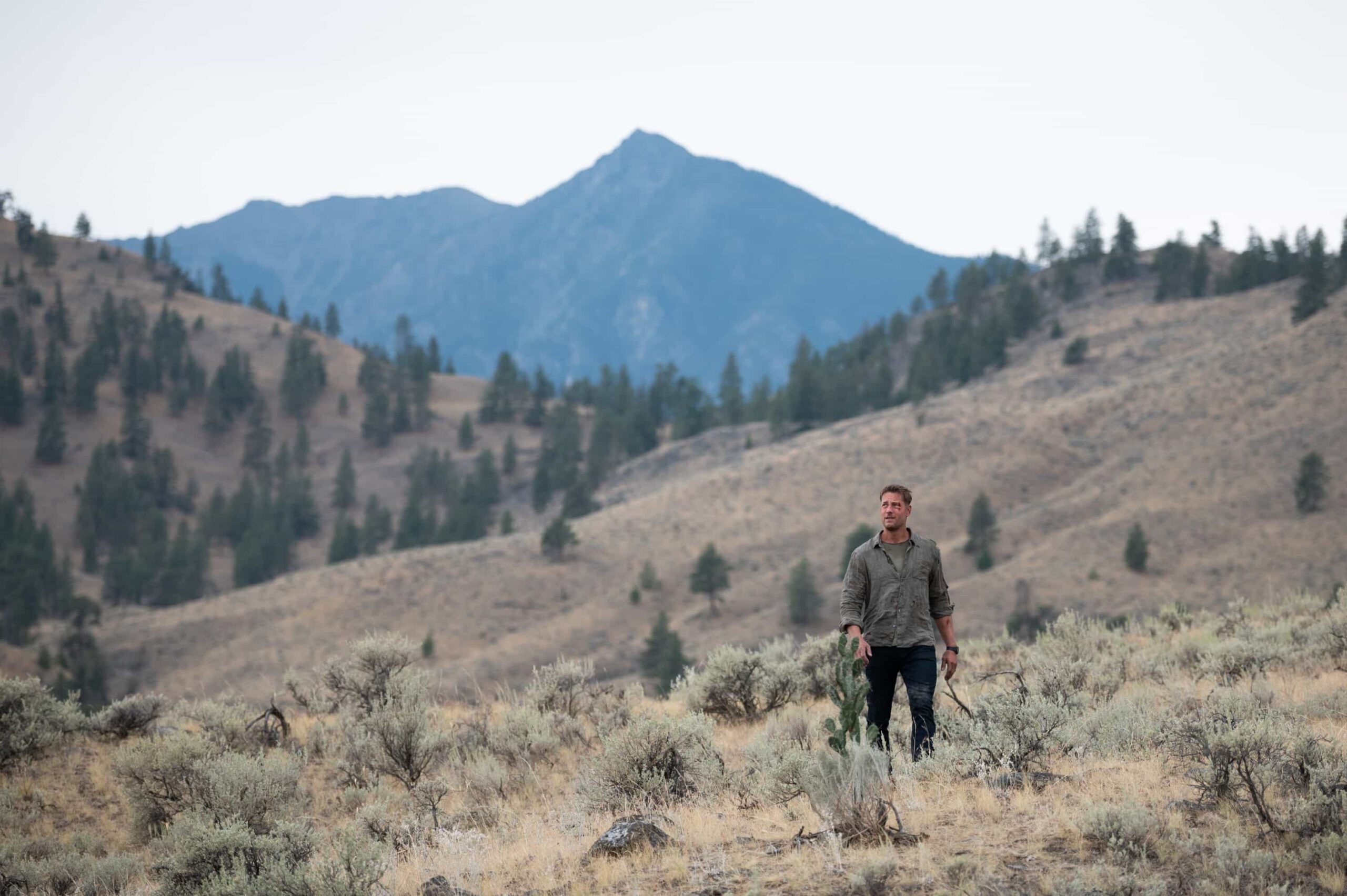 “No Man’s Land” – When a man disappears in a lawless Arizona desert town, Colter’s investigation uncovers a hidden relationship that draws him into a dangerous power struggle – and leaves him facing the hard conditions of the wilderness, on TRACKER, Sunday, Nov. 9 (8:00-9:00 PM, ET/PT) on the CBS Television Network, and streaming on Paramount+ (live and on-demand for Paramount+ Premium plan subscribers, or on-demand for Paramount+ Essential subscribers the day after the episode airs)*. Pictured: Justin Hartley as Colter Shaw. Photo: Sergei Bachlakov/CBS ©2025 CBS Broadcasting, Inc. All Rights Reserved.