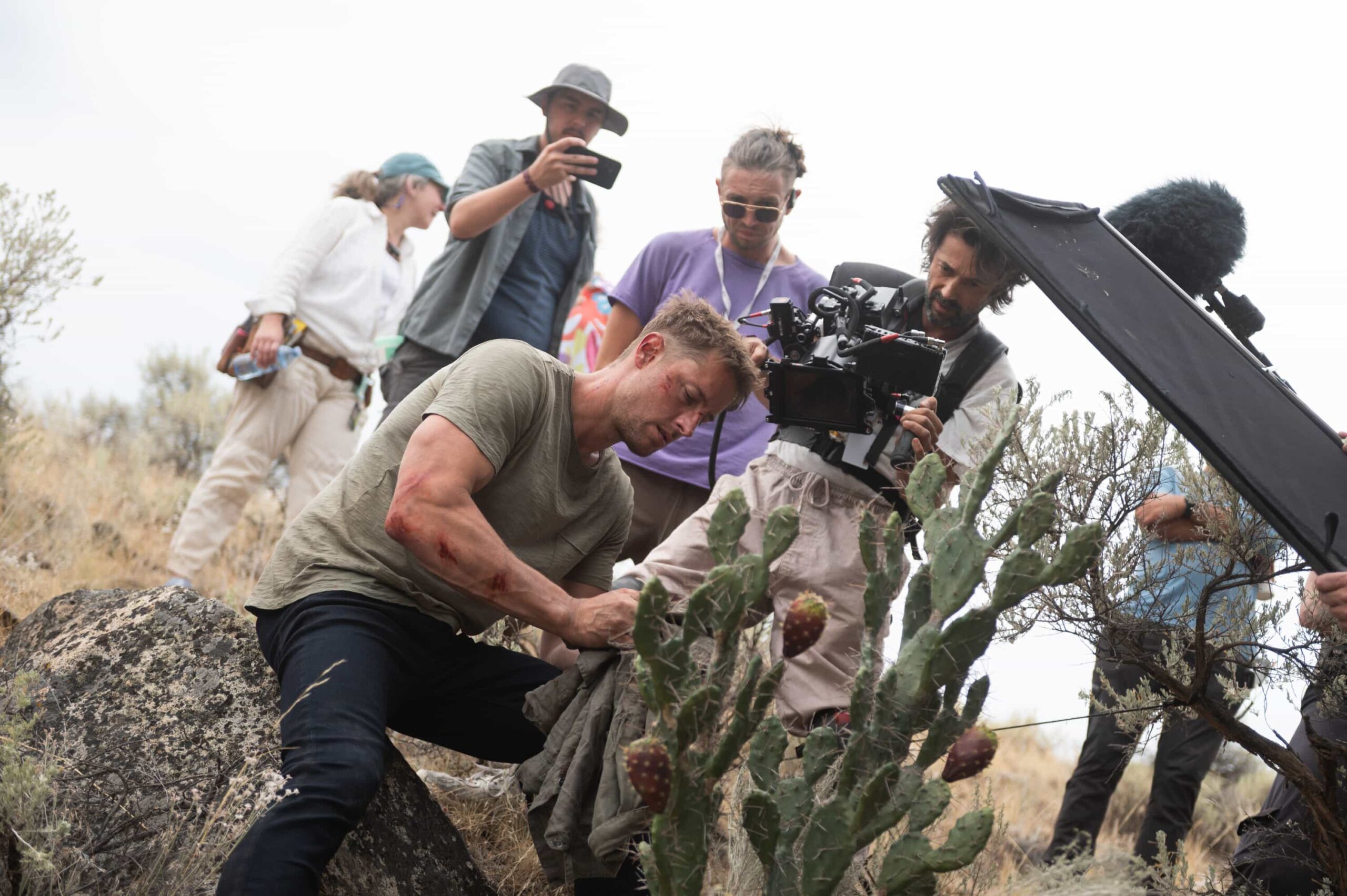 “No Man’s Land” – When a man disappears in a lawless Arizona desert town, Colter’s investigation uncovers a hidden relationship that draws him into a dangerous power struggle – and leaves him facing the hard conditions of the wilderness, on TRACKER, Sunday, Nov. 9 (8:00-9:00 PM, ET/PT) on the CBS Television Network, and streaming on Paramount+ (live and on-demand for Paramount+ Premium plan subscribers, or on-demand for Paramount+ Essential subscribers the day after the episode airs)*. Pictured: Justin Hartley and Director of Photography Vlad Horodinca. Photo: Sergei Bachlakov/CBS ©2025 CBS Broadcasting, Inc. All Rights Reserved.