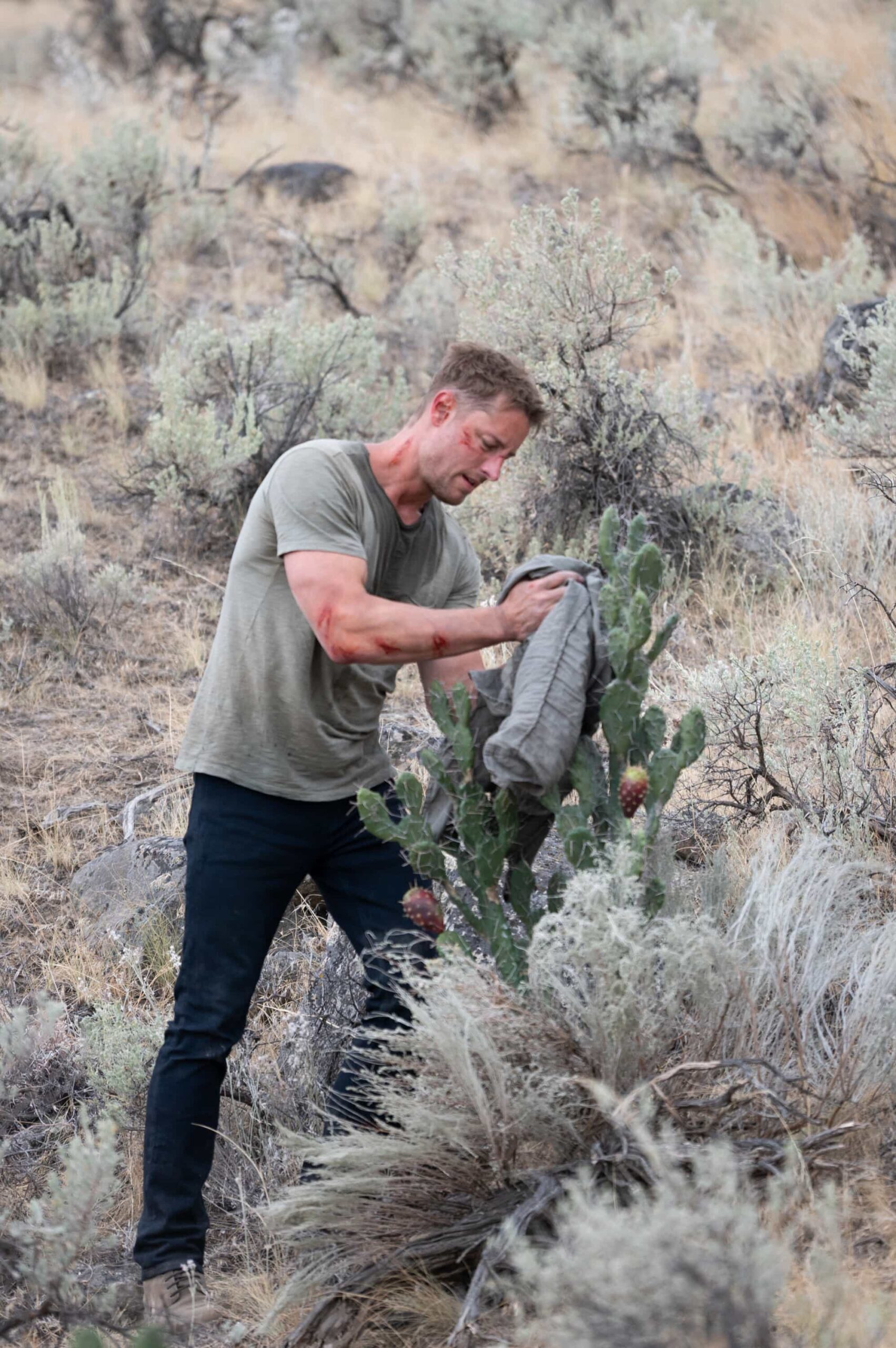 “No Man’s Land” – When a man disappears in a lawless Arizona desert town, Colter’s investigation uncovers a hidden relationship that draws him into a dangerous power struggle – and leaves him facing the hard conditions of the wilderness, on TRACKER, Sunday, Nov. 9 (8:00-9:00 PM, ET/PT) on the CBS Television Network, and streaming on Paramount+ (live and on-demand for Paramount+ Premium plan subscribers, or on-demand for Paramount+ Essential subscribers the day after the episode airs)*. Pictured: Justin Hartley as Colter Shaw. Photo: Sergei Bachlakov/CBS ©2025 CBS Broadcasting, Inc. All Rights Reserved.