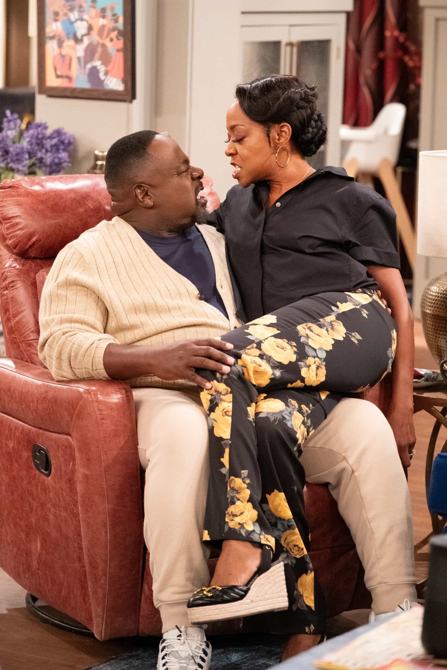 “Welcome to New Horizons” – Dave’s silent auction wins lead to a classical concert outing with Gemma and the Butlers that quickly goes off the rails. Meanwhile, Malcolm’s ghostwriting gig takes a surprising turn when Tina encourages him to dive into reality TV for inspiration – sparking an unexpected obsession, on THE NEIGHBORHOOD, Monday, Nov. 10 (8:00-8:30 PM, ET/PT) on the on the CBS Television Network, and streaming on Paramount+ (live and on-demand for Paramount+ subscribers, or on-demand for Paramount+ Essential subscribers the day after the episode airs)*. Pictured: Cedric The Entertainer as Calvin and Tichina Arnold as Tina. Photo: Monty Brinton/CBS ©2025 CBS Broadcasting, Inc. All Rights Reserved.