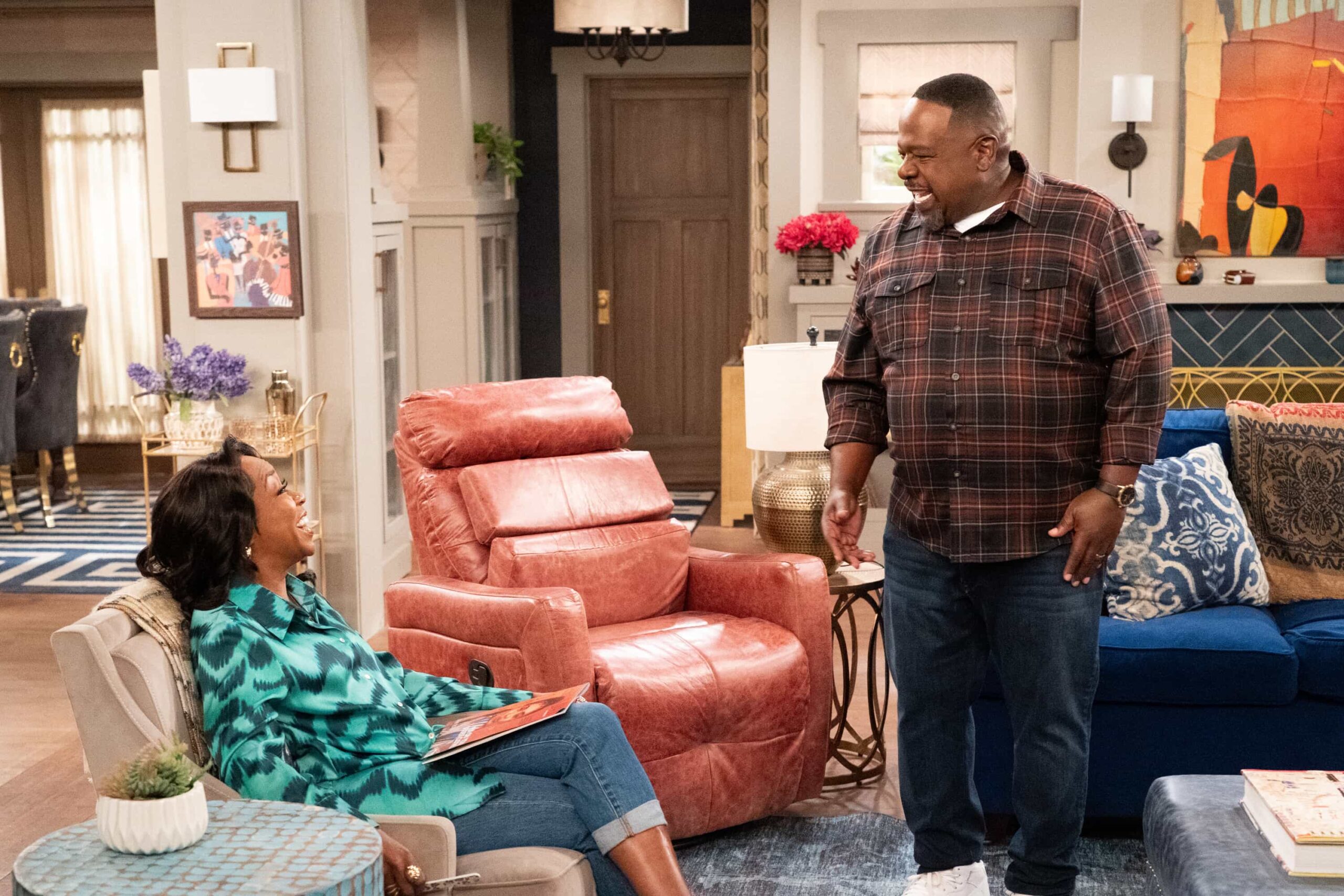 “Welcome to New Horizons” – Dave’s silent auction wins lead to a classical concert outing with Gemma and the Butlers that quickly goes off the rails. Meanwhile, Malcolm’s ghostwriting gig takes a surprising turn when Tina encourages him to dive into reality TV for inspiration – sparking an unexpected obsession, on THE NEIGHBORHOOD, Monday, Nov. 10 (8:00-8:30 PM, ET/PT) on the on the CBS Television Network, and streaming on Paramount+ (live and on-demand for Paramount+ subscribers, or on-demand for Paramount+ Essential subscribers the day after the episode airs)*. Pictured: Tichina Arnold as Tina and Cedric The Entertainer as Calvin. Photo: Monty Brinton/CBS ©2025 CBS Broadcasting, Inc. All Rights Reserved.