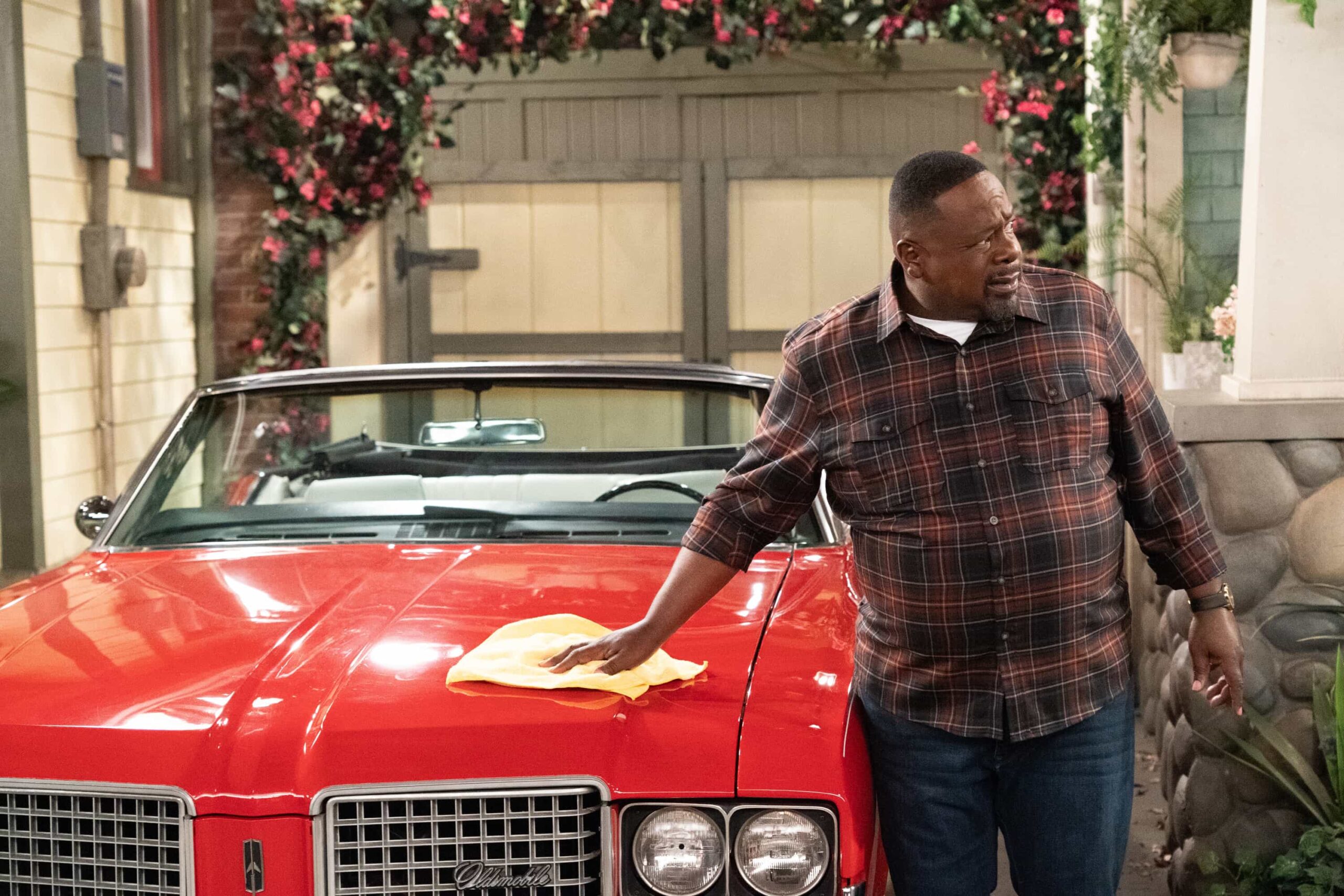 “Welcome to New Horizons” – Dave’s silent auction wins lead to a classical concert outing with Gemma and the Butlers that quickly goes off the rails. Meanwhile, Malcolm’s ghostwriting gig takes a surprising turn when Tina encourages him to dive into reality TV for inspiration – sparking an unexpected obsession, on THE NEIGHBORHOOD, Monday, Nov. 10 (8:00-8:30 PM, ET/PT) on the on the CBS Television Network, and streaming on Paramount+ (live and on-demand for Paramount+ subscribers, or on-demand for Paramount+ Essential subscribers the day after the episode airs)*. Pictured: Cedric The Entertainer as Calvin. Photo: Monty Brinton/CBS ©2025 CBS Broadcasting, Inc. All Rights Reserved.