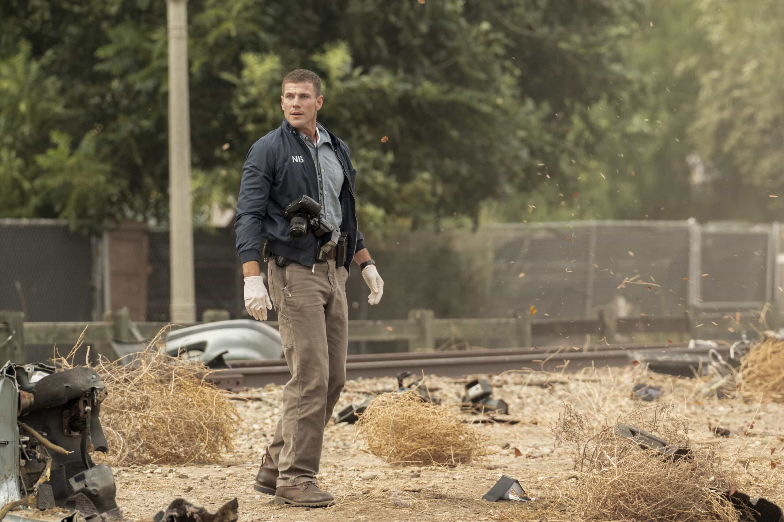 “Funny How Time Slips Away” – When a naval officer mysteriously dies in the ‘90s, Gibbs (Austin Stowell) and the team travel to the small dust-blown town of Serenity, Calif., where they encounter secret-harboring residents, an uncooperative sheriff and an investigation that will reverberate for decades, on the first part of the NCIS crossover event on NCIS: ORIGINS, Tuesday, Nov. 11 (8:00-9:00 PM, ET/PT) on the CBS Television Network, and streaming on Paramount+ (live and on demand for Paramount+ Premium plan subscribers, or on demand for Paramount+ Essential subscribers the day after the episode airs)*. Mark Harmon returns to the role of Gibbs in a special guest appearance.  Pictured (L-R): Austin Stowell as Leroy Jethro Gibbs.  Photo: Greg Gayne/CBS ©2025 CBS Broadcasting, Inc. All Rights Reserved.