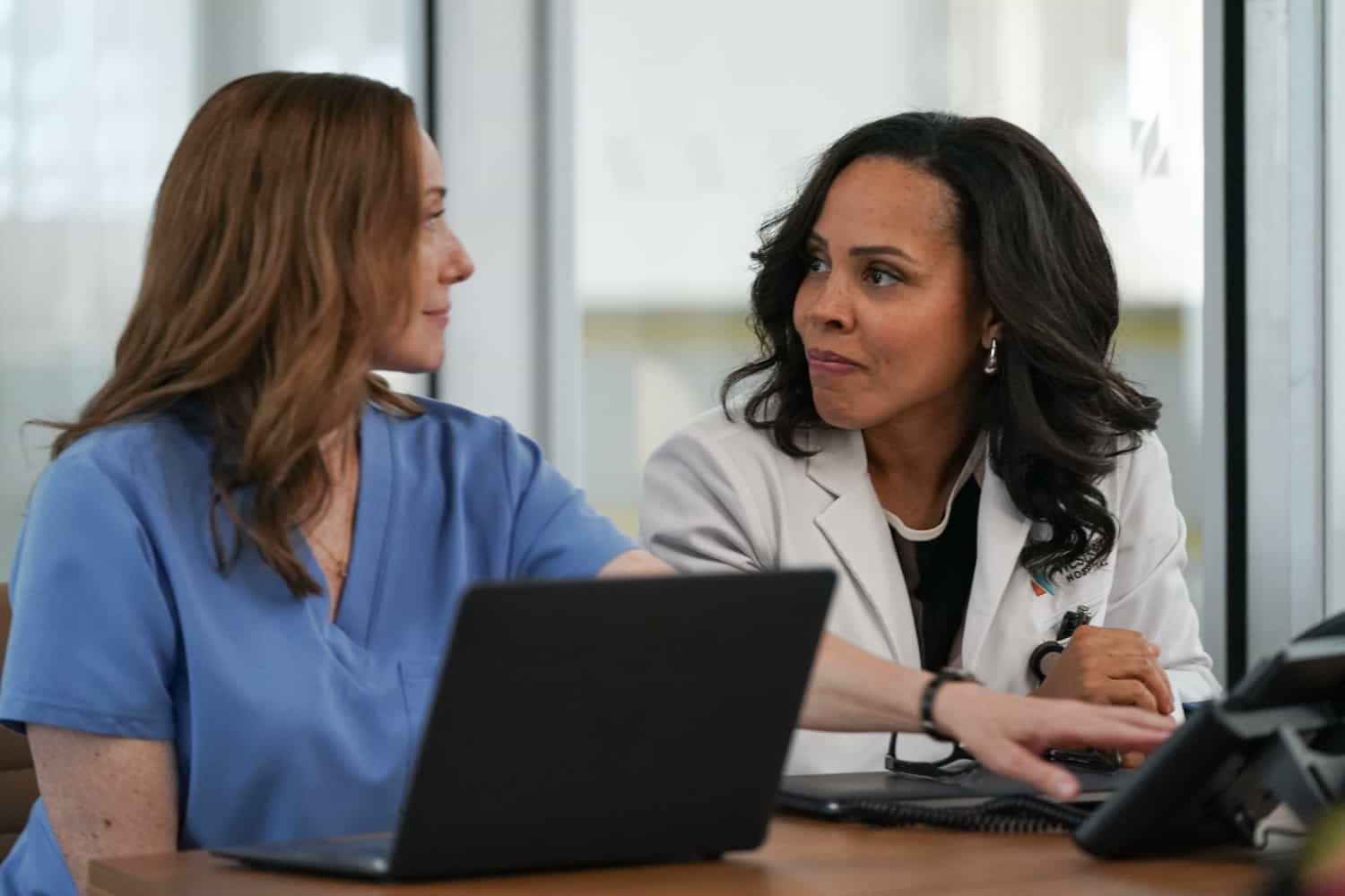 DOC: L-R: Molly Parker and Amirah Vann in the "What I Did For Love" episode of DOC airing Tuesday, Nov. 11 (8:00-9:00 PM ET/PT) on FOX. CR: John Medland/FOX. ©2025 FOX Media LLC.