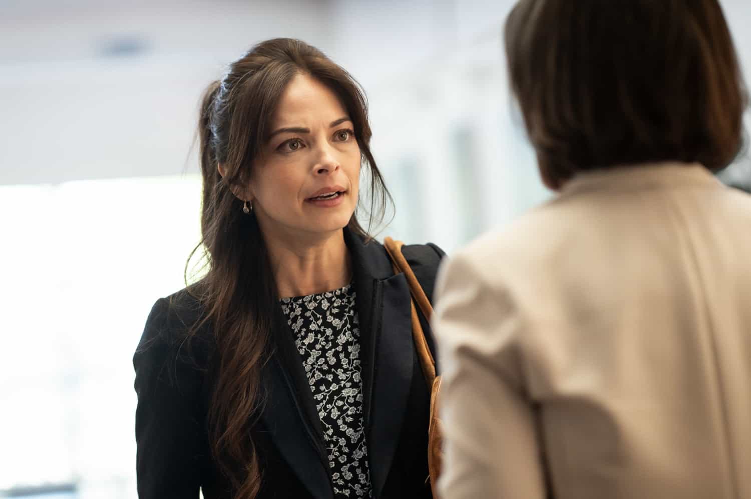 MURDER IN A SMALL TOWN Season 2 Episode 7 : Kristin Kreuk in the "This, That, and the Other Thing" episode of MURDER IN A SMALL TOWN airing Tuesday, Nov. 11 (8:00-9:00PM ET/PT) on FOX. ©2025 Fox Media LLC. CR: Kailey Schwerman/ FOX.