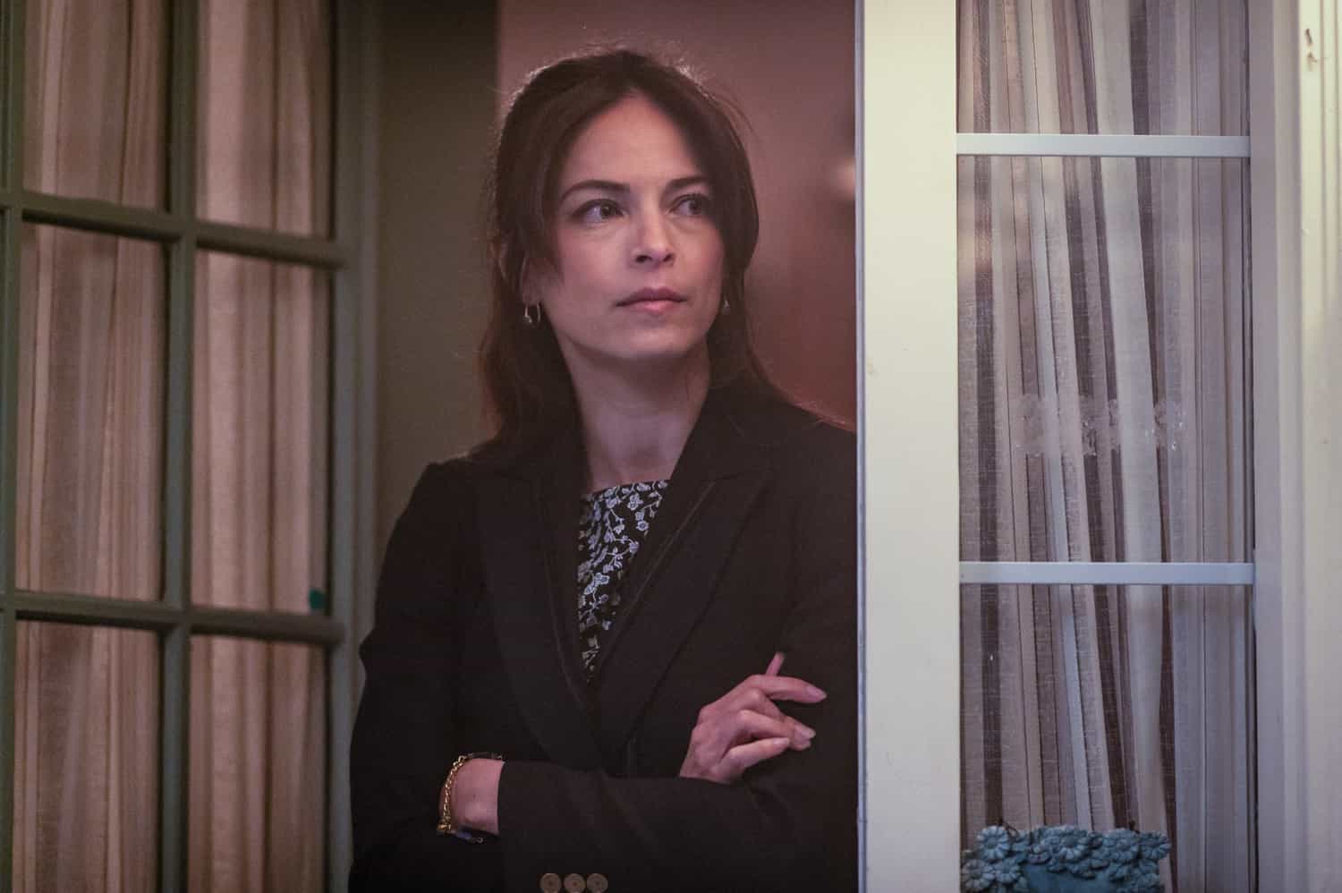 MURDER IN A SMALL TOWN Season 2 : Kristin Kreuk in the "This, That, and the Other Thing" episode of MURDER IN A SMALL TOWN airing Tuesday, Nov. 11 (8:00-9:00PM ET/PT) on FOX. ©2025 Fox Media LLC. CR: Kailey Schwerman/ FOX.
