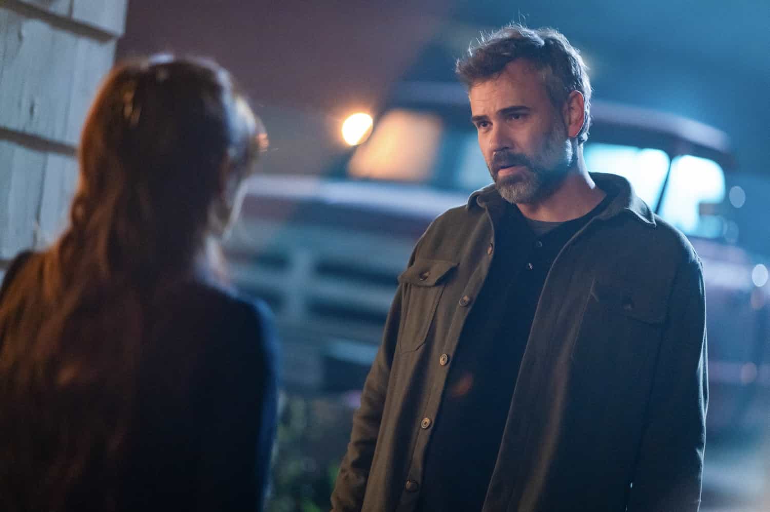 MURDER IN A SMALL TOWN Season 2 Episode 7 : Rossif Sutherland in the "This, That, and the Other Thing" episode of MURDER IN A SMALL TOWN airing Tuesday, Nov. 11 (8:00-9:00PM ET/PT) on FOX. ©2025 Fox Media LLC. CR: Kailey Schwerman/ FOX.