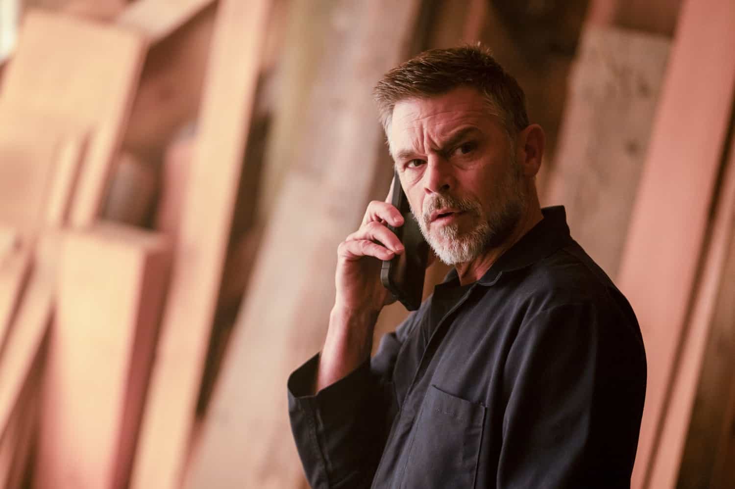 MURDER IN A SMALL TOWN: Ian Tracey in the "This, That, and the Other Thing" episode of MURDER IN A SMALL TOWN airing Tuesday, Nov. 11 (8:00-9:00PM ET/PT) on FOX. ©2025 Fox Media LLC. CR: Kailey Schwerman/ FOX.