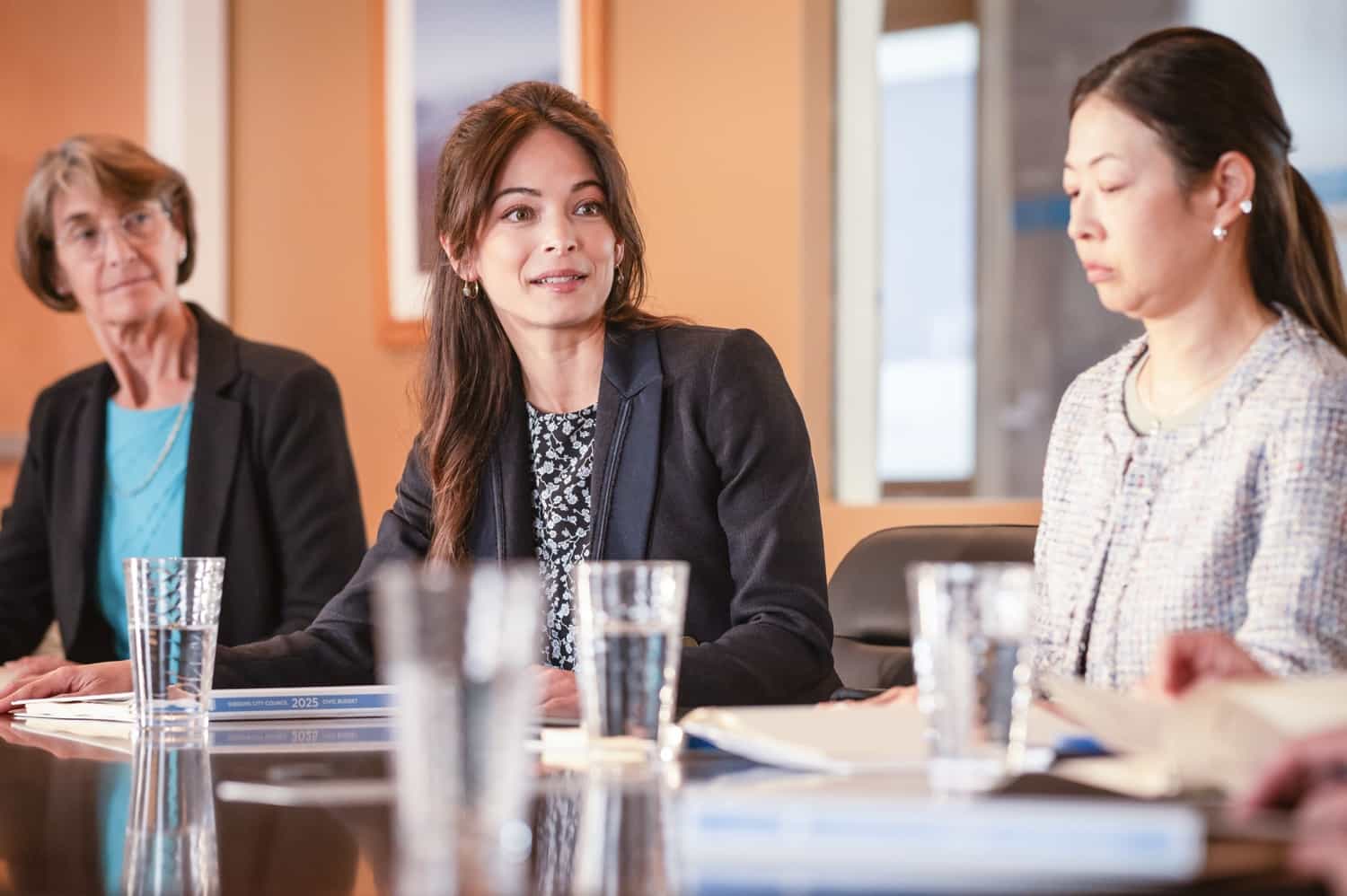 MURDER IN A SMALL TOWN: Kristin Kreuk (C) in the "This, That, and the Other Thing" episode of MURDER IN A SMALL TOWN airing Tuesday, Nov. 11 (8:00-9:00PM ET/PT) on FOX. ©2025 Fox Media LLC. CR: Kailey Schwerman/ FOX.