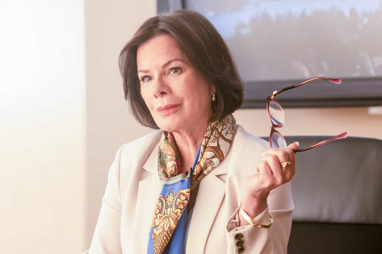 MURDER IN A SMALL TOWN Season 2 Episode 7 : Marcia Gay Harden in the "This, That, and the Other Thing" episode of MURDER IN A SMALL TOWN airing Tuesday, Nov. 11 (8:00-9:00PM ET/PT) on FOX. ©2025 Fox Media LLC. CR: Kailey Schwerman/ FOX.