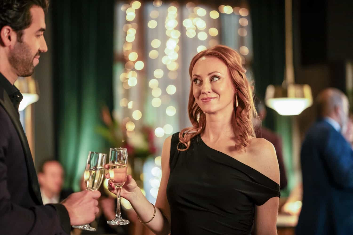 MURDER IN A SMALL TOWN Season 2 Episode 7 : L-R: Thomas Darya and Fiona Vroom in the "This, That, and the Other Thing" episode of MURDER IN A SMALL TOWN airing Tuesday, Nov. 11 (8:00-9:00PM ET/PT) on FOX. ©2025 Fox Media LLC. CR: Kailey Schwerman/ FOX.