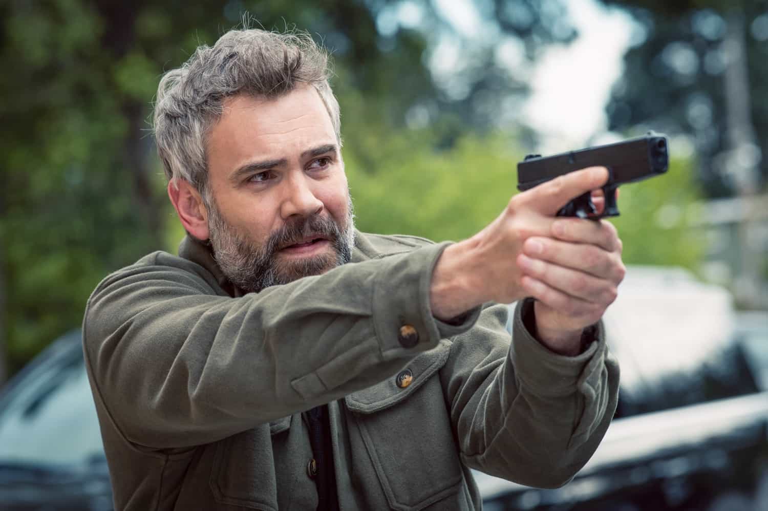 MURDER IN A SMALL TOWN Season 2 Episode 7 : Rossif Sutherland in the "This, That, and the Other Thing" episode of MURDER IN A SMALL TOWN airing Tuesday, Nov. 11 (8:00-9:00PM ET/PT) on FOX. ©2025 Fox Media LLC. CR: Kailey Schwerman/ FOX.