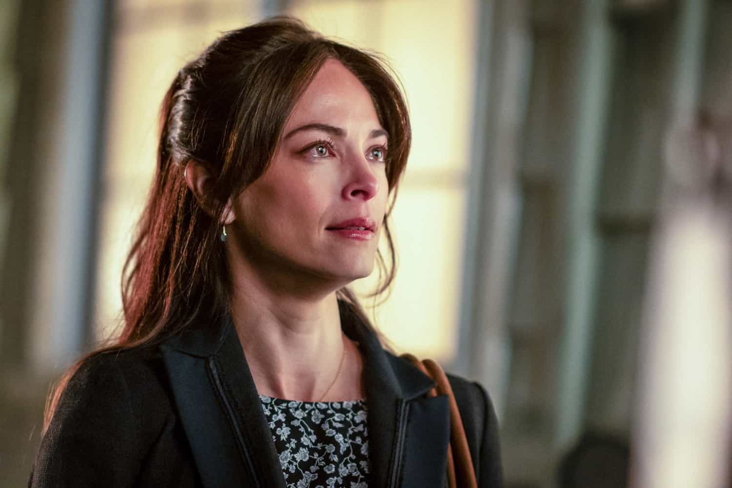 MURDER IN A SMALL TOWN: Kristin Kreuk in the "This, That, and the Other Thing" episode of MURDER IN A SMALL TOWN airing Tuesday, Nov. 11 (8:00-9:00PM ET/PT) on FOX. ©2025 Fox Media LLC. CR: Kailey Schwerman/ FOX.