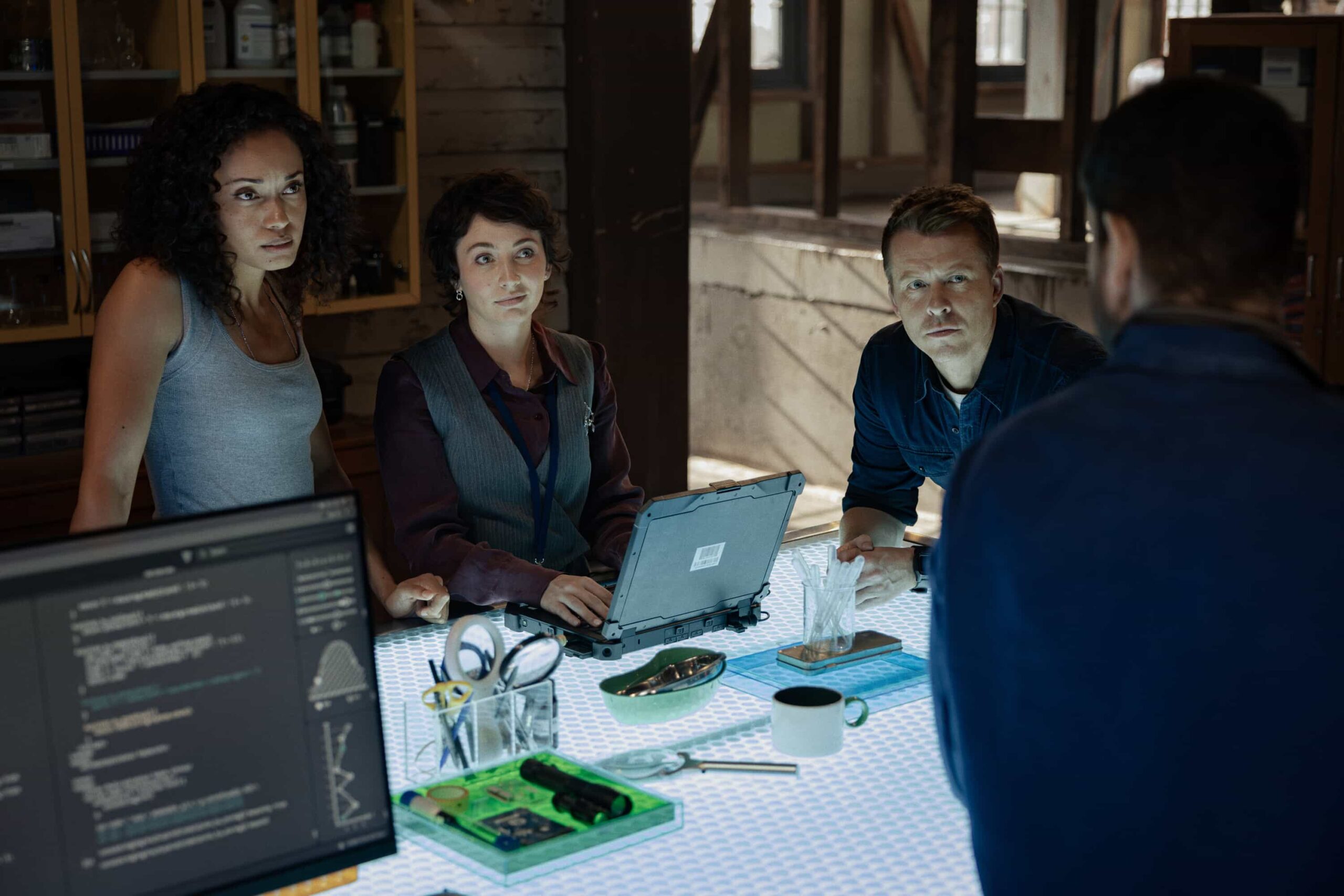 “Black Is White” – When a U.S. Navy attaché is found dead with a USB lodged in his throat, the team tracks a killer believed to have ties to an international chess tournament in Sydney, on NCIS: SYDNEY, Tuesday, Nov. 11 (10:00-11:00 PM, ET/PT) on the CBS Television Network, and streaming on Paramount+ (live and on demand for Paramount+ Premium plan subscribers, or on demand for Paramount+ Essential subscribers the day after the episode airs)*. L-R: Olivia Swann as NCIS Special Agent Captain Michelle Mackey, Mavournee Hazel as Forensic Pathologist Bluebird \'Blue\' Gleeson, and Todd Lasance as AFP Liaison Officer Sergeant Jim \'JD\' Dempsey in NCIS: Sydney episode 5, season 3 streaming on Paramount+, 2025. Photo Credit:  Daniel Asher Smith/Paramount+   © TM & © 2025 CBS Studios Inc. NCIS: Sydney and related marks and logos  are trademarks of CBS Studios Inc. All Rights Reserved.