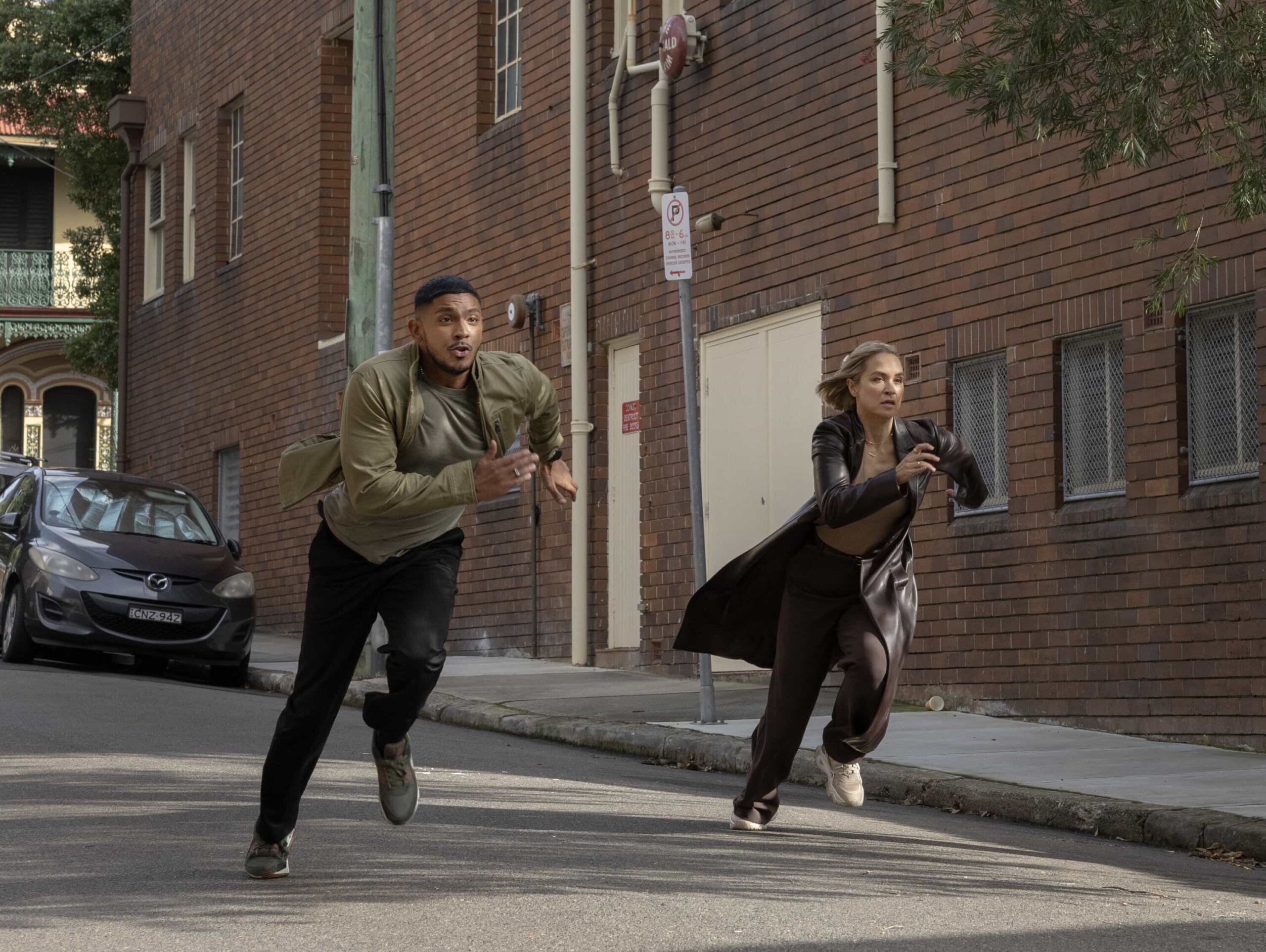 “Black Is White” – When a U.S. Navy attaché is found dead with a USB lodged in his throat, the team tracks a killer believed to have ties to an international chess tournament in Sydney, on NCIS: SYDNEY, Tuesday, Nov. 11 (10:00-11:00 PM, ET/PT) on the CBS Television Network, and streaming on Paramount+ (live and on demand for Paramount+ Premium plan subscribers, or on demand for Paramount+ Essential subscribers the day after the episode airs)*. Sean Sagar as NCIS Special Agent DeShawn Jackson and Tuuli Narkle as AFP Liaison Officer Constable Evie Cooper in NCIS: Sydney episode 5, season 3 streaming on Paramount+, 2025. Photo Credit:  Daniel Asher Smith/Paramount+   © TM & © 2025 CBS Studios Inc. NCIS: Sydney and related marks and logos  are trademarks of CBS Studios Inc. All Rights Reserved.