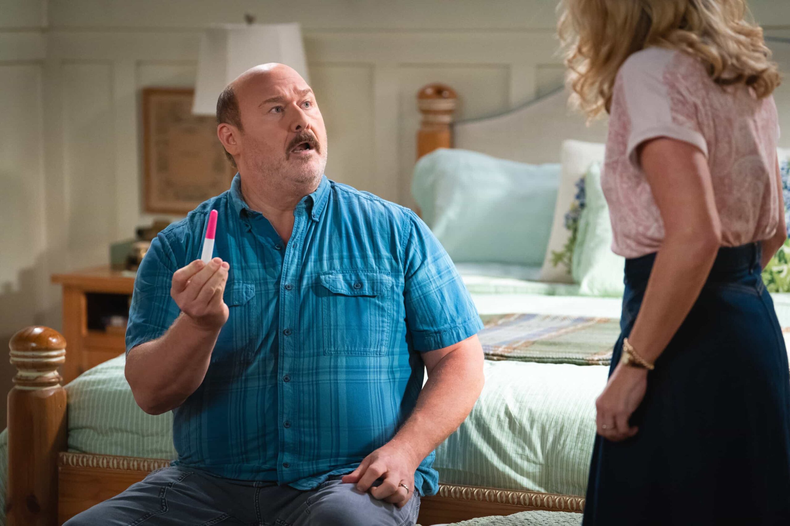 “A Pregnancy Test and an Old Man’s Gallbladder” – Georgie’s jealousy rears its head when Mandy gets sent on an overnight work trip with her ex and current boss, Scott (Christopher Gorham). Meanwhile, Jim and Audrey panic when they find a pregnancy test in Connor’s trash, on GEORGIE & MANDY’S FIRST MARRIAGE, Thursday, Nov. 13 (8:00-8:30 PM, ET/PT) on the CBS Television Network, and streaming on Paramount+ (live and on-demand for Paramount+ Premium plan subscribers, or on-demand for Paramount+ Essential subscribers the day after the episode airs)*. Pictured (L-R): Will Sasso as Jim and Rachel Bay Jones as Audrey  Photo: Troy Harvey/CBS ©2025 CBS Broadcasting, Inc. All Rights Reserved.