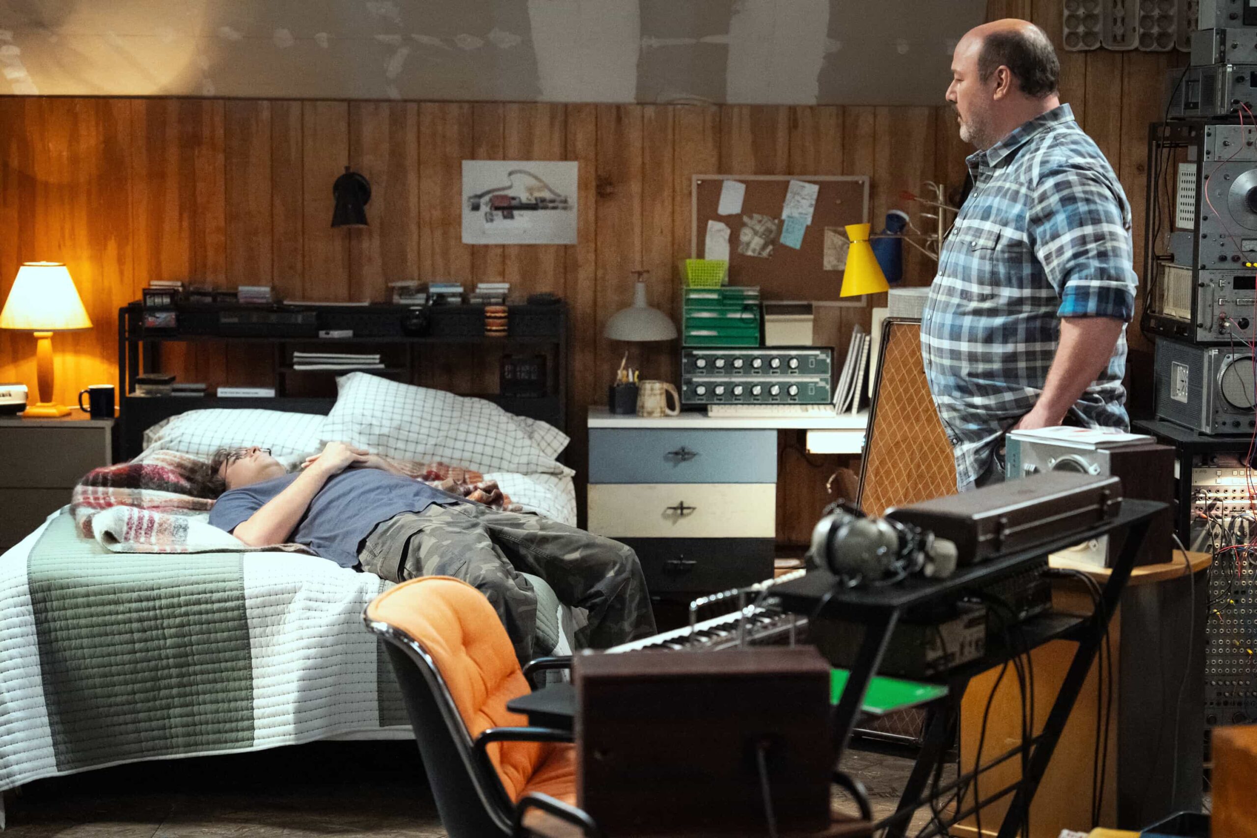 “A Pregnancy Test and an Old Man’s Gallbladder” – Georgie’s jealousy rears its head when Mandy gets sent on an overnight work trip with her ex and current boss, Scott (Christopher Gorham). Meanwhile, Jim and Audrey panic when they find a pregnancy test in Connor’s trash, on GEORGIE & MANDY’S FIRST MARRIAGE, Thursday, Nov. 13 (8:00-8:30 PM, ET/PT) on the CBS Television Network, and streaming on Paramount+ (live and on-demand for Paramount+ Premium plan subscribers, or on-demand for Paramount+ Essential subscribers the day after the episode airs)*. Pictured (L-R): Dougie Baldwin as Connor and Will Sasso as Jim  Photo: Troy Harvey/CBS ©2025 CBS Broadcasting, Inc. All Rights Reserved.