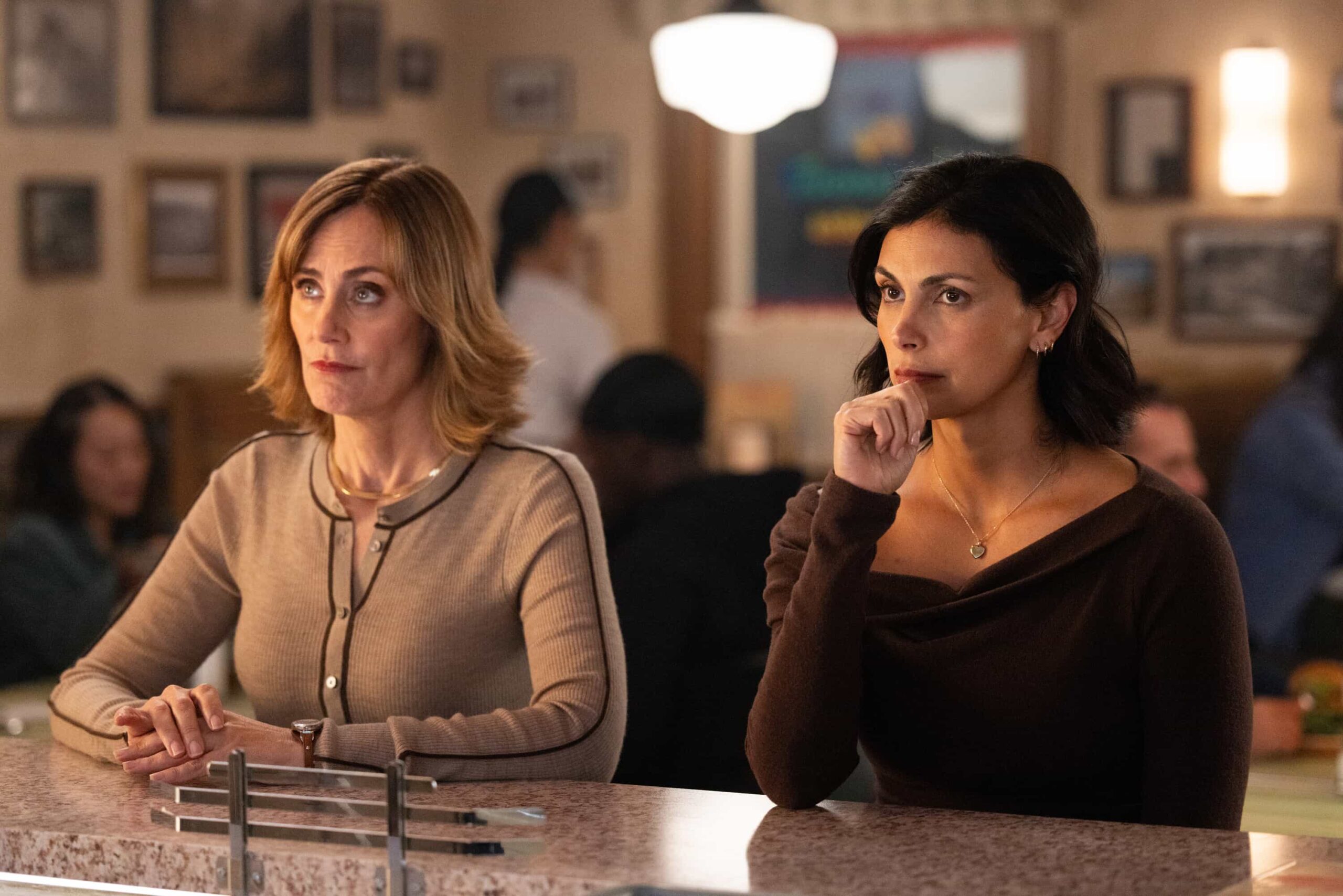 Sheriff Country Season 1 Episode 8 “Death & Taxes” – As cannabis growers in Edgewater scramble to pay their taxes in cash, a violent robbery leaves a man in critical condition and exposes the vulnerability of the legal cannabis trade. Meanwhile, Mickey navigates a tense meal with her stepsister, Sharon (FIRE COUNTRY), on SHERIFF COUNTRY, Friday, Dec. 12 (8:00-9:00 PM, ET/PT) on the CBS Television Network, and streaming on Paramount+ (live and on-demand for Paramount+ Premium plan subscribers, or on-demand for Paramount+ Essential subscribers the day after the episode airs)*. Pictured: Diane Farr as Sharon and Morena Baccarin as Sheriff Mickey Fox. Photo: Darren Goldstein/CBS ©2025 CBS Broadcasting, Inc. All Rights Reserved.