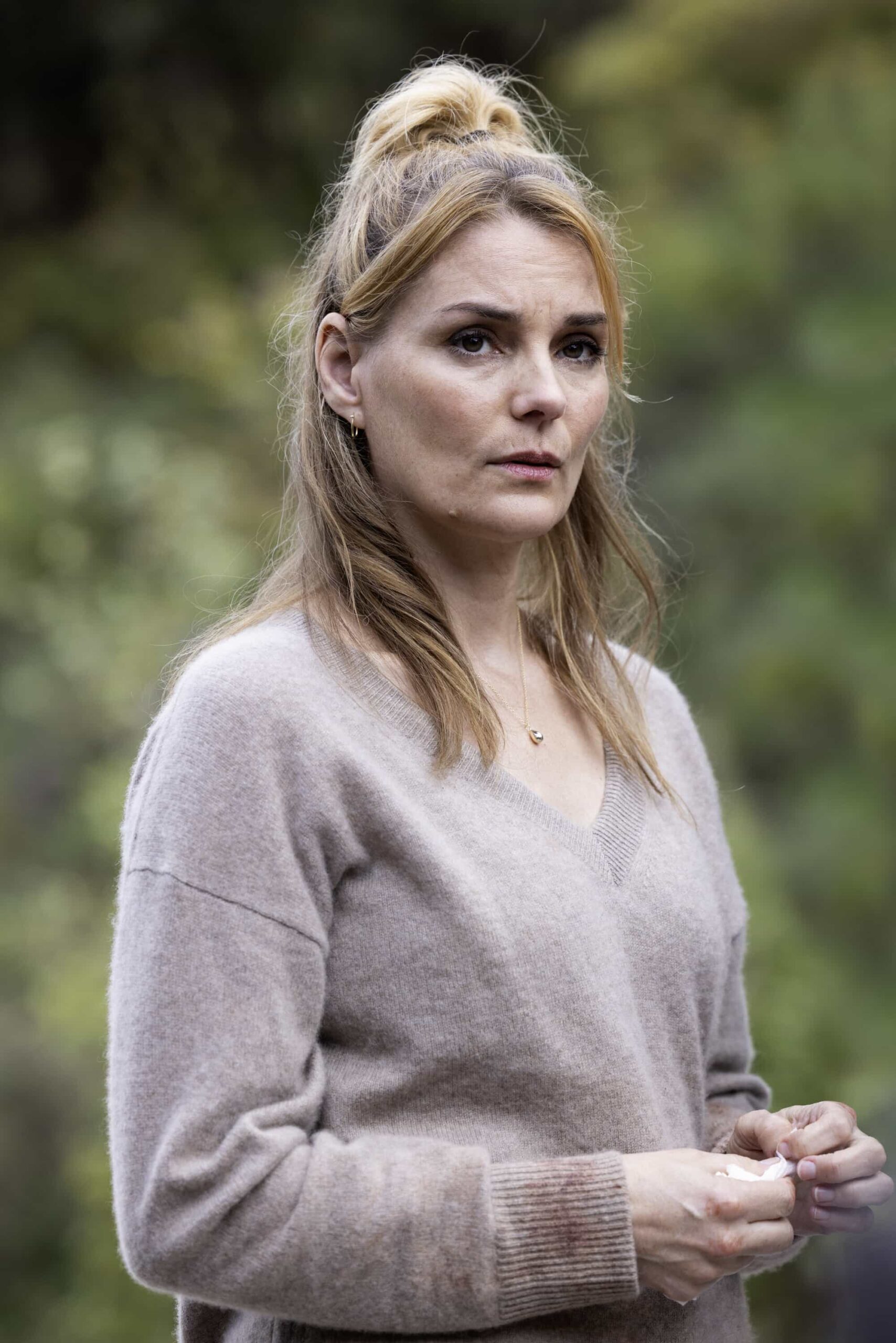 Sheriff Country Season 1 Episode 8 “Death & Taxes” – As cannabis growers in Edgewater scramble to pay their taxes in cash, a violent robbery leaves a man in critical condition and exposes the vulnerability of the legal cannabis trade. Meanwhile, Mickey navigates a tense meal with her stepsister, Sharon (FIRE COUNTRY), on SHERIFF COUNTRY, Friday, Dec. 12 (8:00-9:00 PM, ET/PT) on the CBS Television Network, and streaming on Paramount+ (live and on-demand for Paramount+ Premium plan subscribers, or on-demand for Paramount+ Essential subscribers the day after the episode airs)*. Pictured: Suze Misner as Nora Boone. Photo: Darren Goldstein/CBS ©2025 CBS Broadcasting, Inc. All Rights Reserved.