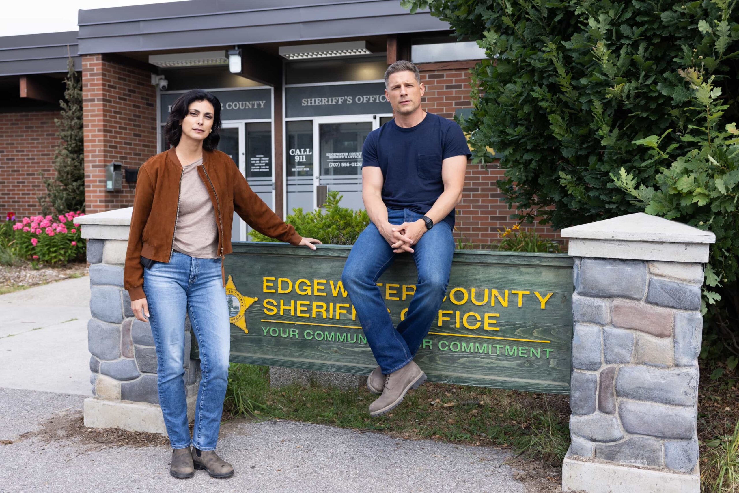 “Expecting Trouble” – A high-stakes transport mission puts Sheriff Mickey Fox and Deputy Boone on edge as they race against time to protect a vulnerable witness, on SHERIFF COUNTRY, Friday, Nov. 14 (8:00-9:00 PM, ET/PT) on the CBS Television Network, and streaming on Paramount+ (live and on-demand for Paramount+ Premium plan subscribers, or on-demand for Paramount+ Essential subscribers the day after the episode airs)*.  Pictured: Morena Baccarin and Matt Lauria. Photo: Darren Goldstein/CBS ©2025 CBS Broadcasting, Inc. All Rights Reserved.