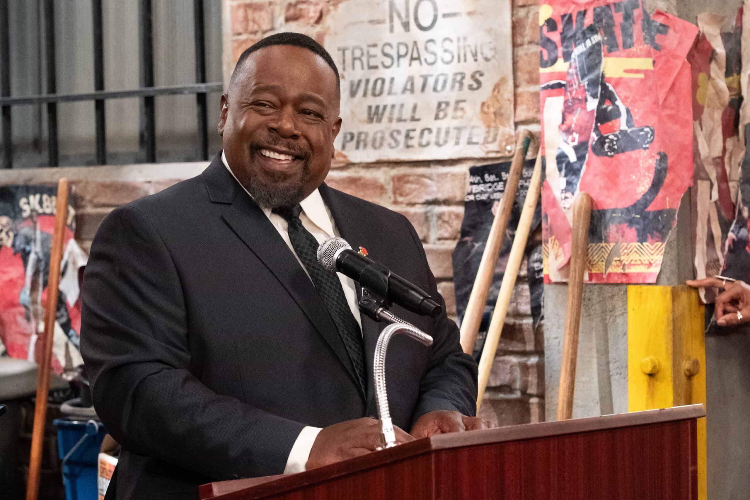 “Welcome to the Walk of Roses” – Calvin receives an unexpected honor that sparks mixed emotions, while Malcolm’s ghostwriting gig takes a wild turn after a viral outburst from his celebrity client, on THE NEIGHBORHOOD, Monday, Nov. 17 (8:00-8:30 PM, ET/PT) on the CBS Television Network, and streaming on Paramount+ (live and on-demand for Paramount+ Premium plan subscribers, or on-demand for Paramount+ Essential subscribers the day after the episode airs)*. Pictured: Cedric The Entertainer as Calvin. Photo: Monty Brinton/CBS ©2025 CBS Broadcasting, Inc. All Rights Reserved.