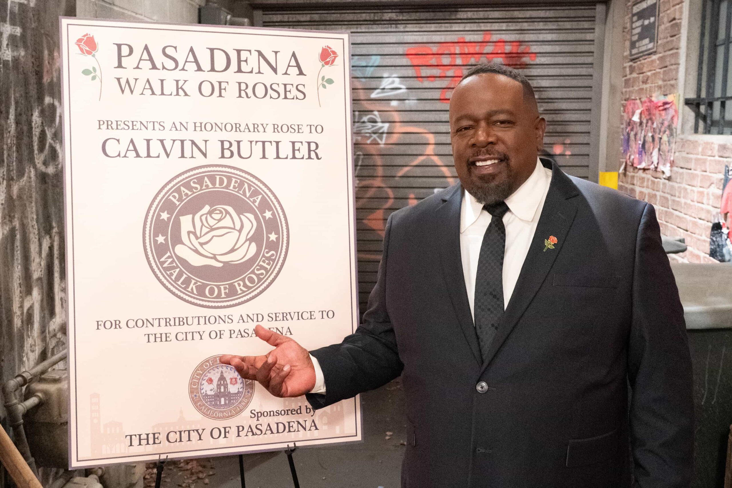 “Welcome to the Walk of Roses” – Calvin receives an unexpected honor that sparks mixed emotions, while Malcolm’s ghostwriting gig takes a wild turn after a viral outburst from his celebrity client, on THE NEIGHBORHOOD, Monday, Nov. 17 (8:00-8:30 PM, ET/PT) on the CBS Television Network, and streaming on Paramount+ (live and on-demand for Paramount+ Premium plan subscribers, or on-demand for Paramount+ Essential subscribers the day after the episode airs)*. Pictured: Cedric The Entertainer. Photo: Monty Brinton/CBS ©2025 CBS Broadcasting, Inc. All Rights Reserved.