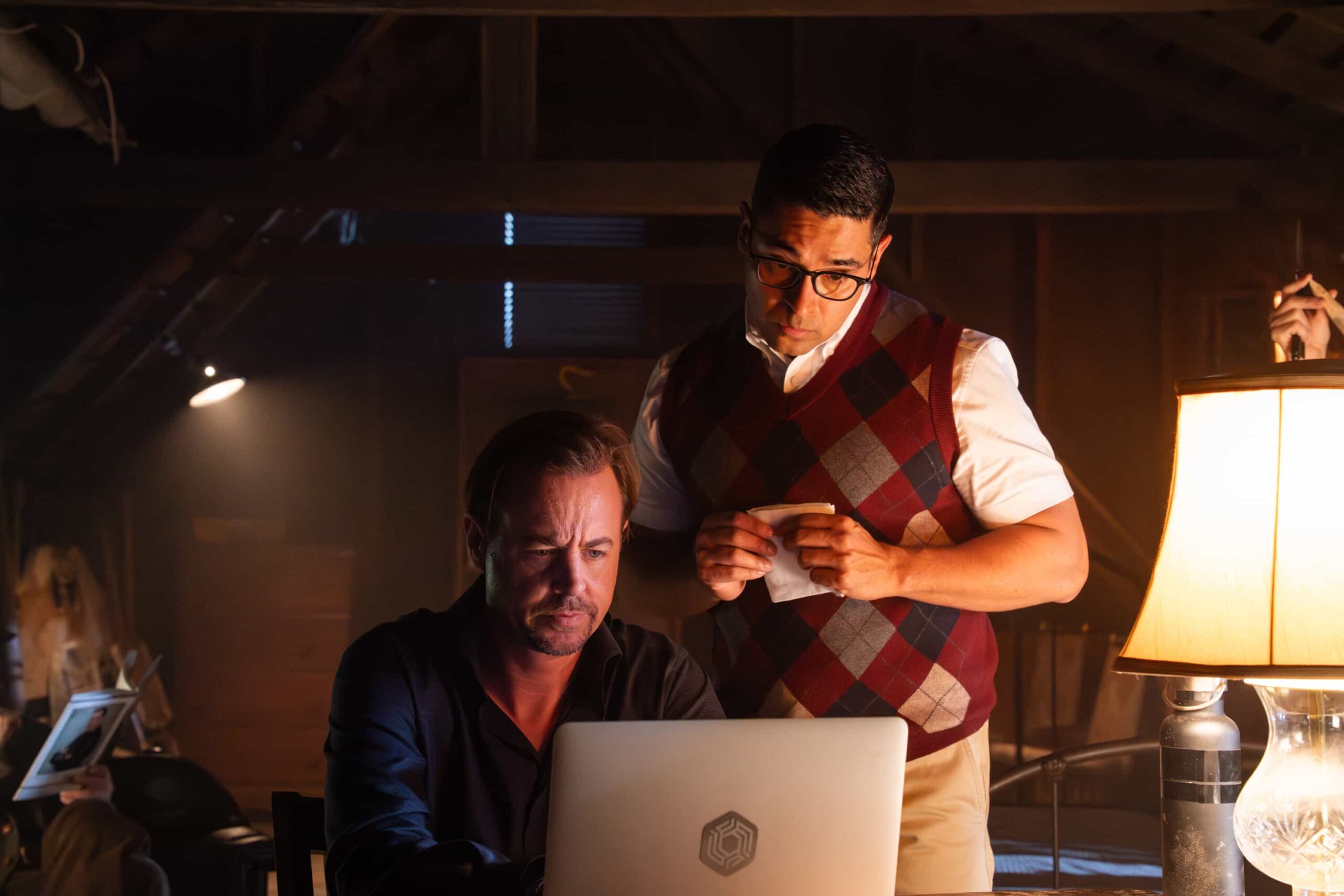 “Page-Turner” – When McGee is kidnapped while promoting his latest book in the Deep Six crime series, the team investigates his self-professed “#1 fan” – and a potential link to a murder case involving stolen classified documents, on the CBS Original series NCIS, Tuesday, Nov. 18 (8:00-9:00 PM, ET/PT) on the CBS Television Network, and streaming on Paramount+ (live and on demand for Paramount+ Premium plan subscribers, or on demand for Paramount+ Essential subscribers the day after the episode airs)*. Pictured: Sean Murray as Timothy McGee / McGregor and Wilmer Valderrama as S.S. Nicolas Torres / Rick Soares. Photo: Bill Inoshita/CBS ©2025 CBS Broadcasting, Inc. All Rights Reserved.