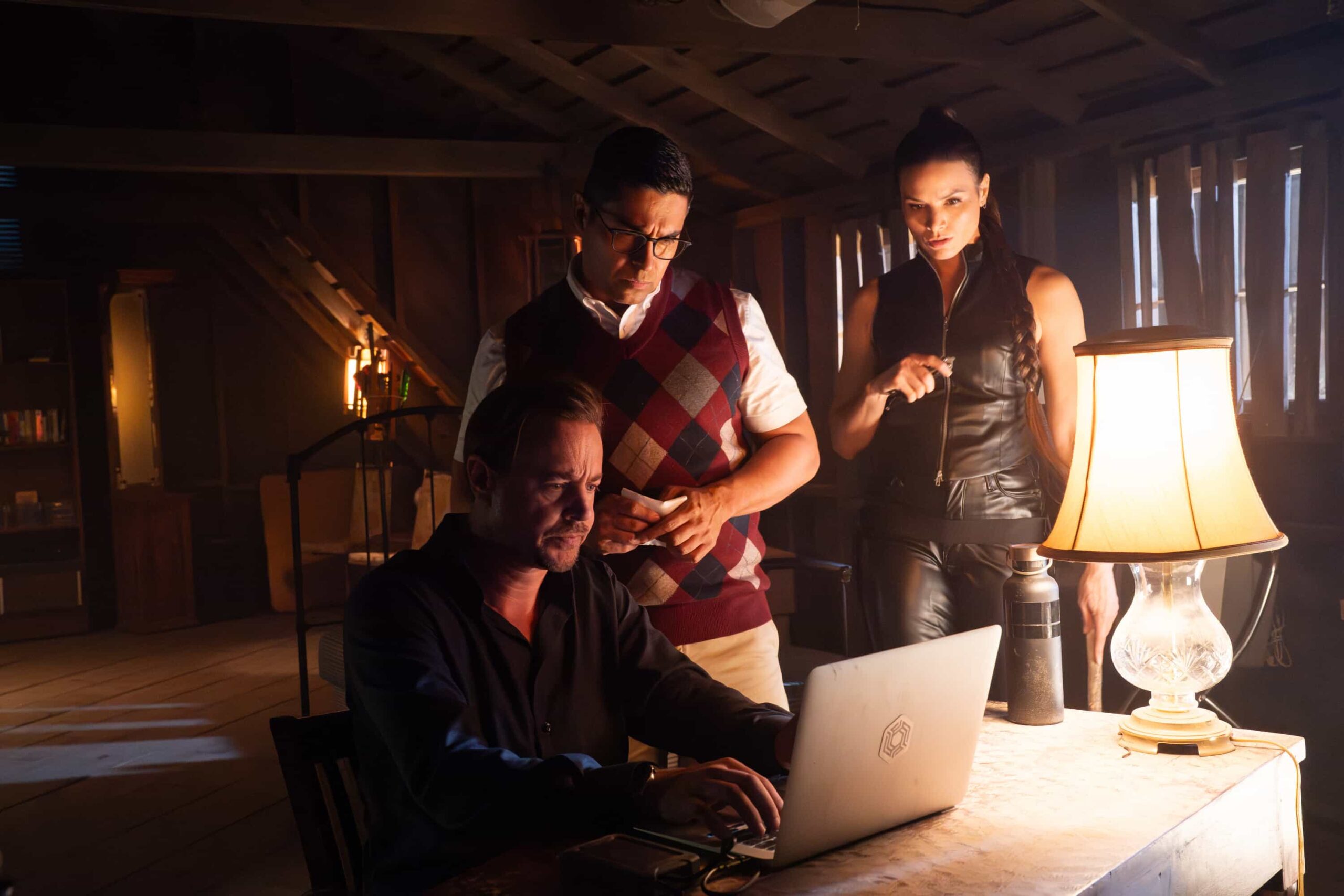 NCIS Season 23 Episode 6 “Page-Turner” – When McGee is kidnapped while promoting his latest book in the Deep Six crime series, the team investigates his self-professed “#1 fan” – and a potential link to a murder case involving stolen classified documents, on the CBS Original series NCIS, Tuesday, Nov. 18 (8:00-9:00 PM, ET/PT) on the CBS Television Network, and streaming on Paramount+ (live and on demand for Paramount+ Premium plan subscribers, or on demand for Paramount+ Essential subscribers the day after the episode airs)*. Pictured: Sean Murray as Timothy McGee / McGregor, Wilmer Valderrama as S.S. Nicolas Torres / Rick Soares and Katrina Law as NCIS S.A. Jessica Knight / Knightingdale. Photo: Bill Inoshita/CBS ©2025 CBS Broadcasting, Inc. All Rights Reserved.