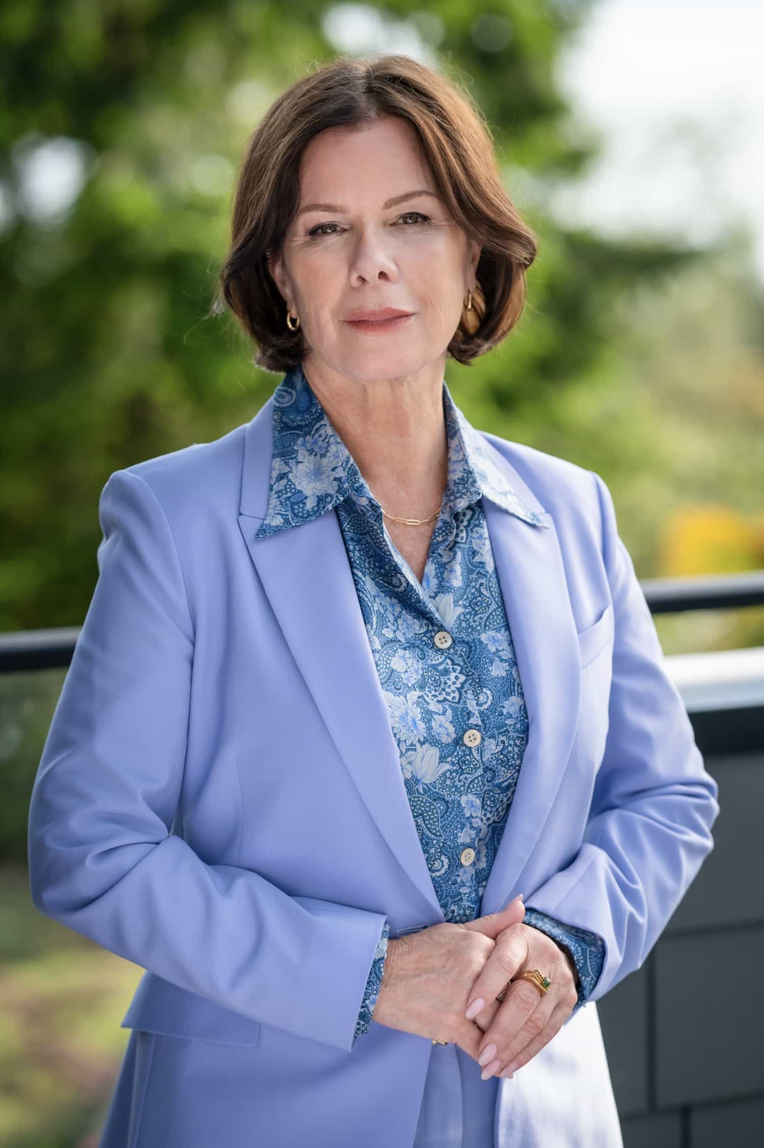 Murder in a Small Town Season 2 Episode 8 : Marcia Gay Harden in the "Masterpiece" episode of MURDER IN A SMALL TOWN airing Tuesday, Nov. 18 (8:00-9:00PM ET/PT) on FOX. ©2025 Fox Media LLC. CR: Kailey Schwerman/ FOX.