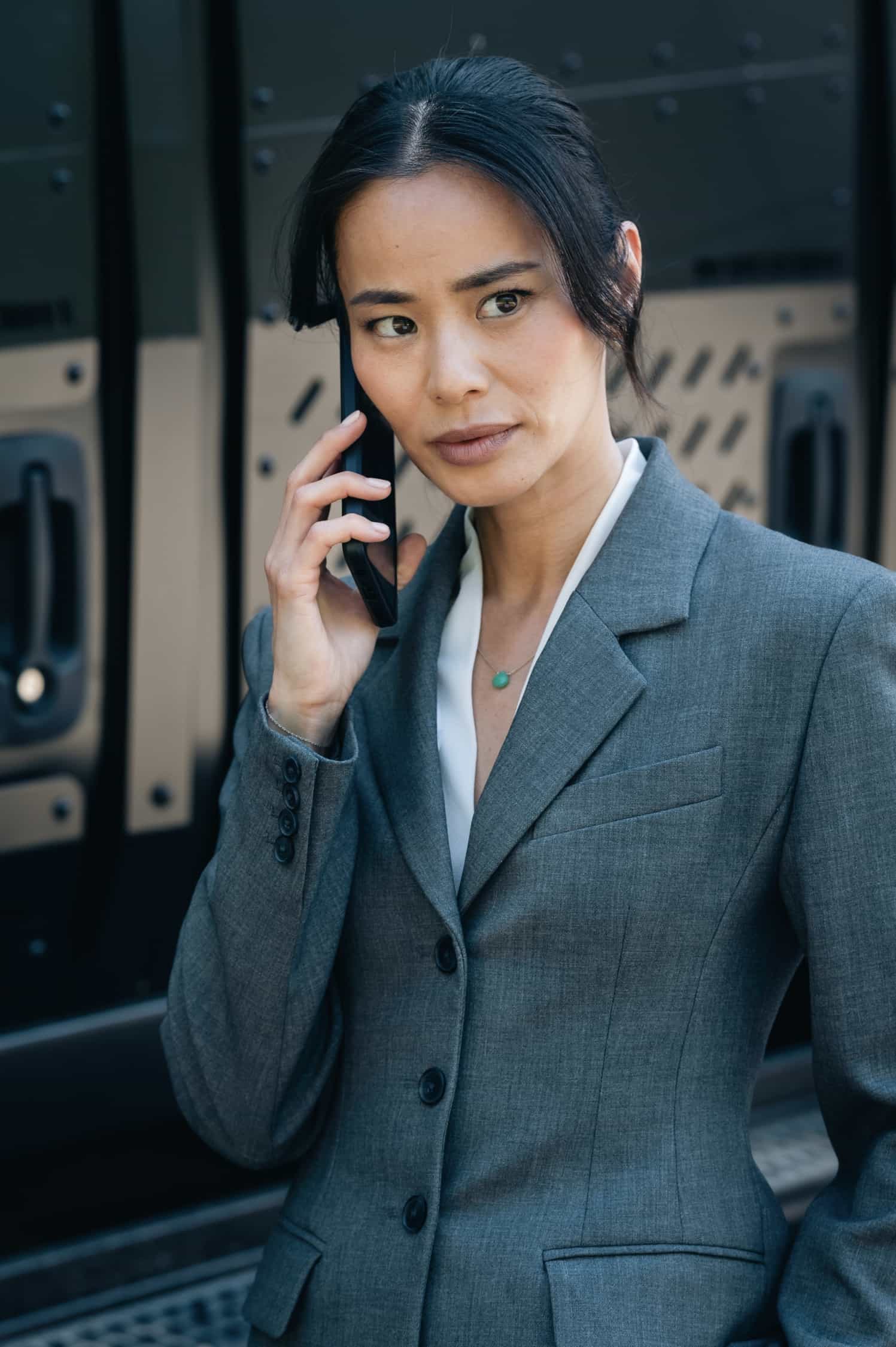 MURDER IN A SMALL TOWN: Guest star Jamie Chung in the "Masterpiece" episode of MURDER IN A SMALL TOWN airing Tuesday, Nov. 18 (8:00-9:00PM ET/PT) on FOX. ©2025 Fox Media LLC. CR: Kailey Schwerman/ FOX.