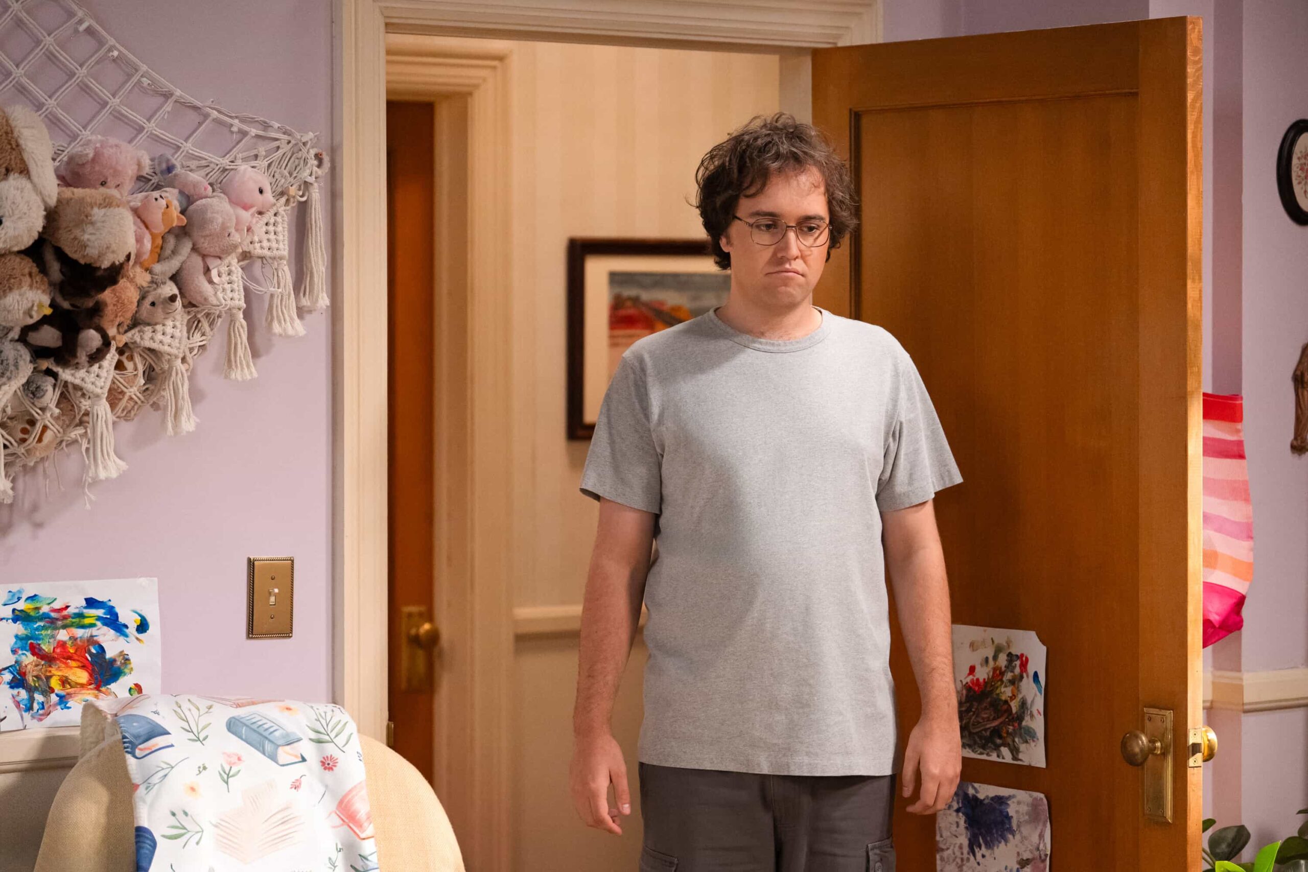 “Heartbreak and the Refuge of the Downtrodden” – Georgie, Mandy and the family do their best to lift Connor’s spirits during a rough patch while Connor tries to figure out a plan for his life, on GEORGIE & MANDY’S FIRST MARRIAGE, Thursday, Nov. 20 (8:00-8:30 PM, ET/PT) on the CBS Television Network, and streaming on Paramount+ (live and on-demand for Paramount+ Premium plan subscribers, or on-demand for Paramount+ Essential subscribers the day after the episode airs)*.  Pictured: Dougie Baldwin as Connor  Photo Credit: Troy Harvey / 2025 Warner Bros. Entertainment Inc. All Rights Reserved.