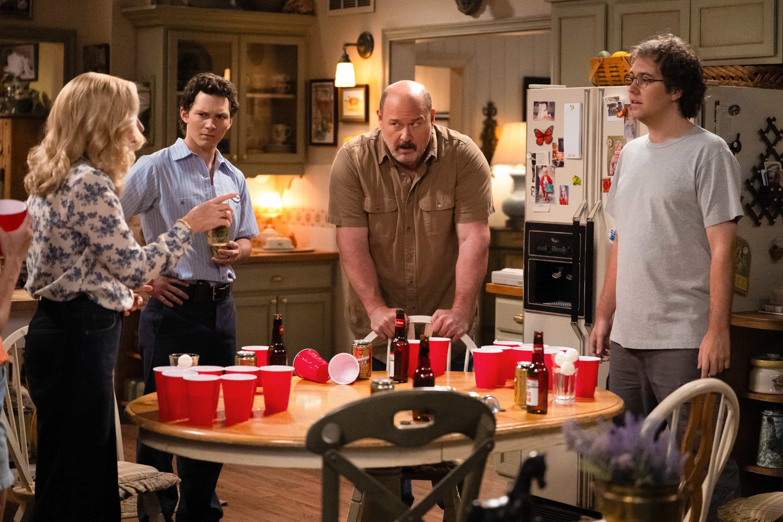 “Heartbreak and the Refuge of the Downtrodden” – Georgie, Mandy and the family do their best to lift Connor’s spirits during a rough patch while Connor tries to figure out a plan for his life, on GEORGIE & MANDY’S FIRST MARRIAGE, Thursday, Nov. 20 (8:00-8:30 PM, ET/PT) on the CBS Television Network, and streaming on Paramount+ (live and on-demand for Paramount+ Premium plan subscribers, or on-demand for Paramount+ Essential subscribers the day after the episode airs)*.  Pictured (L-R): Rachel Bay Jones as Audrey, Montana Jordan as Georgie, Will Sasso as Jim, Dougie Baldwin as Connor   Photo Credit: Troy Harvey / 2025 Warner Bros. Entertainment Inc. All Rights Reserved.